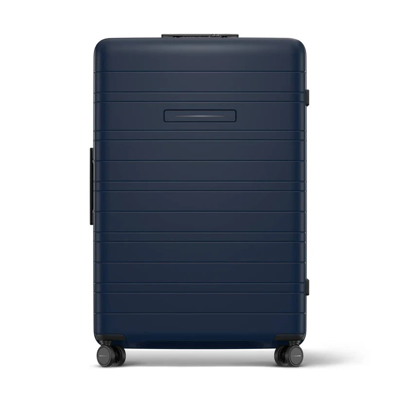 Horizn Studios H7 Air incheckningsväska in all black, front view showing sleek design and sturdy handle.