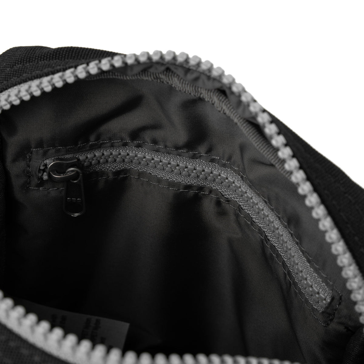 ROKA London - Bond S crossbody-väska med ficka