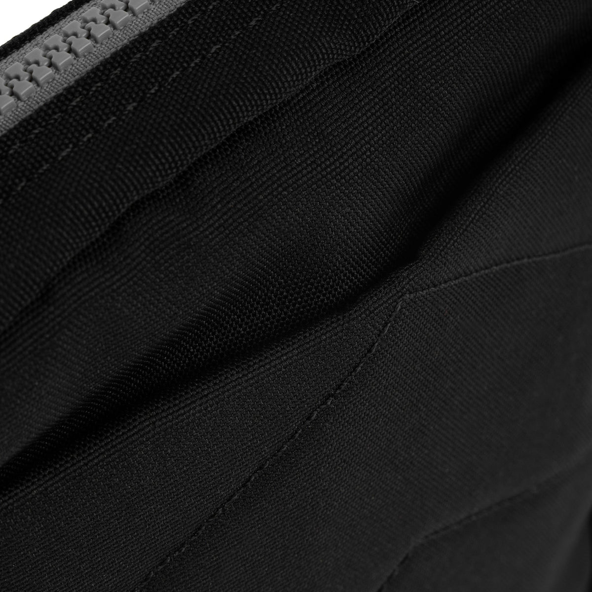 ROKA London - Bond S crossbody-väska med ficka