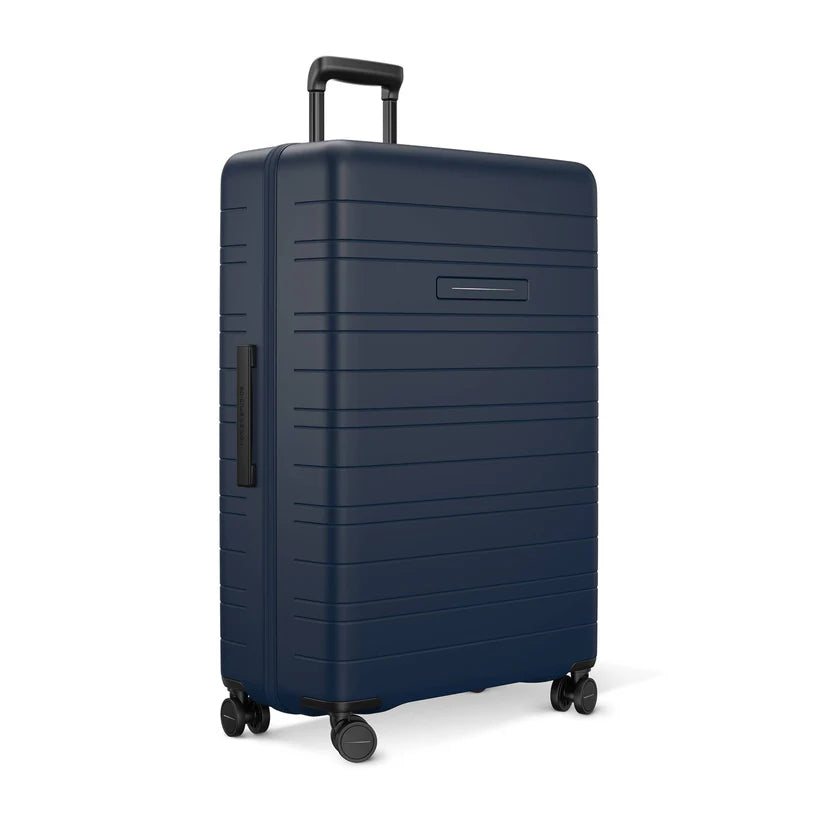 Horizn Studios H7 Air incheckningsväska in night blue, with four-wheel design and sleek, durable exterior for travel.