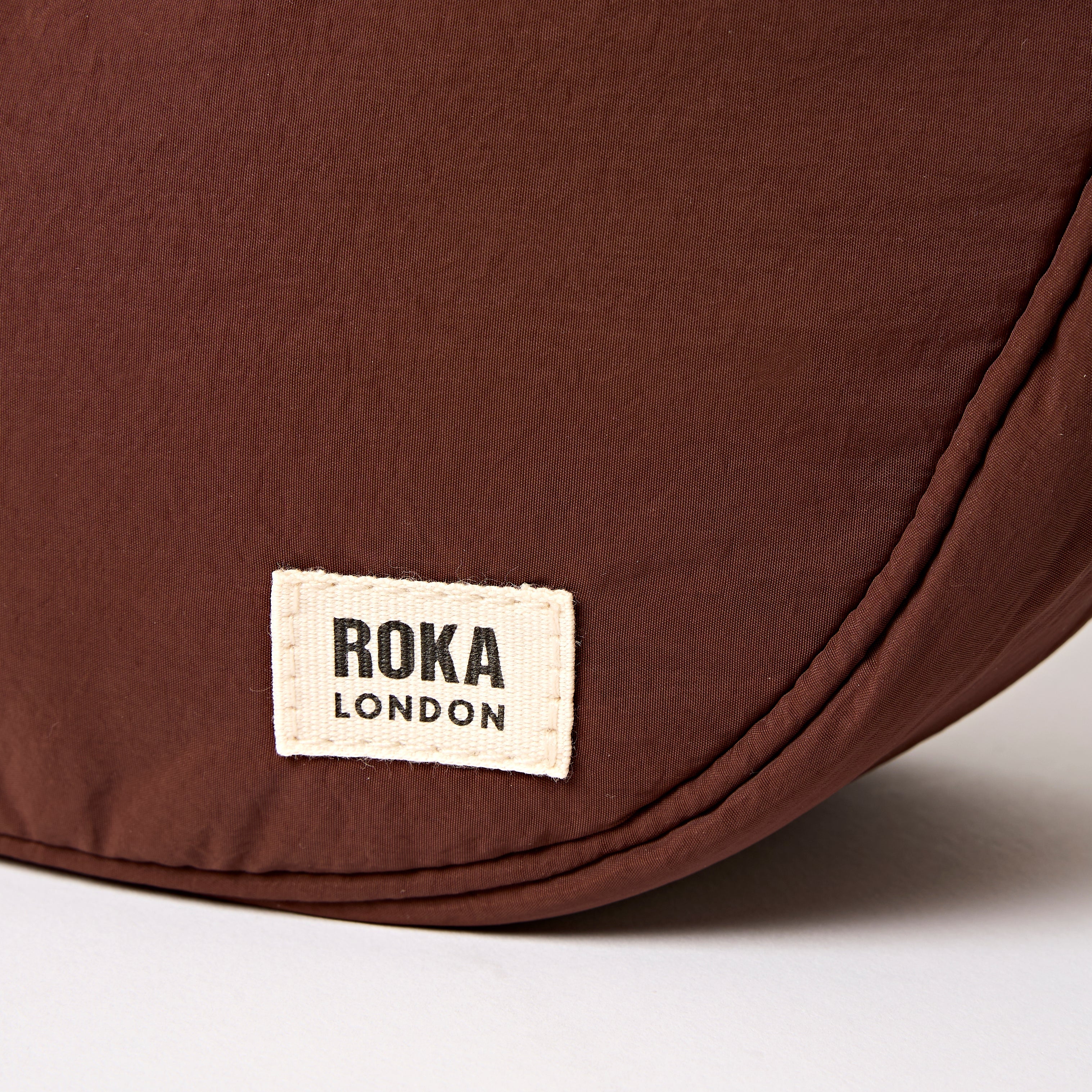 ROKA London - Farringdon S halvmåneväska #Färg_Chocolate