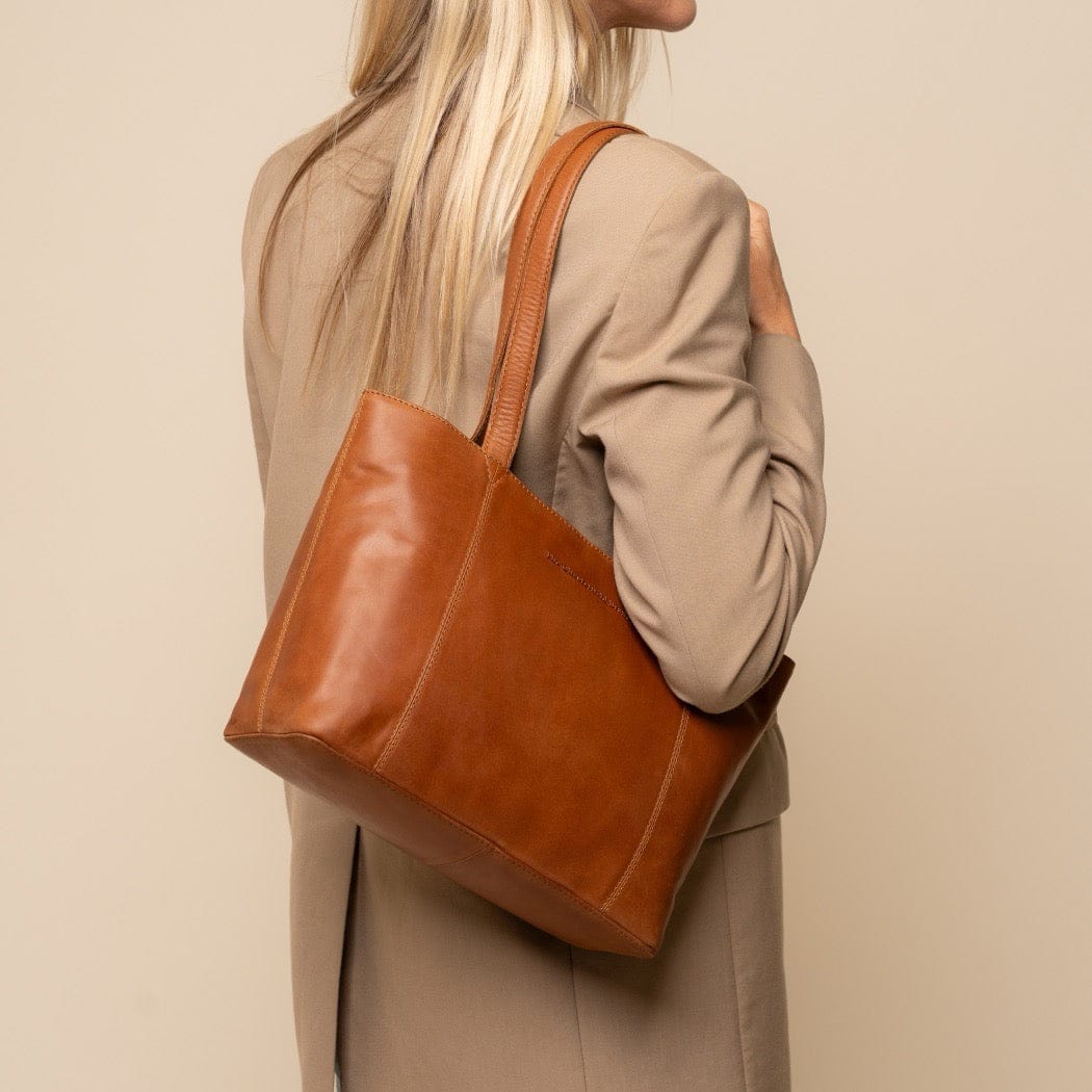 The Chesterfield Brand - Anira Toteväska