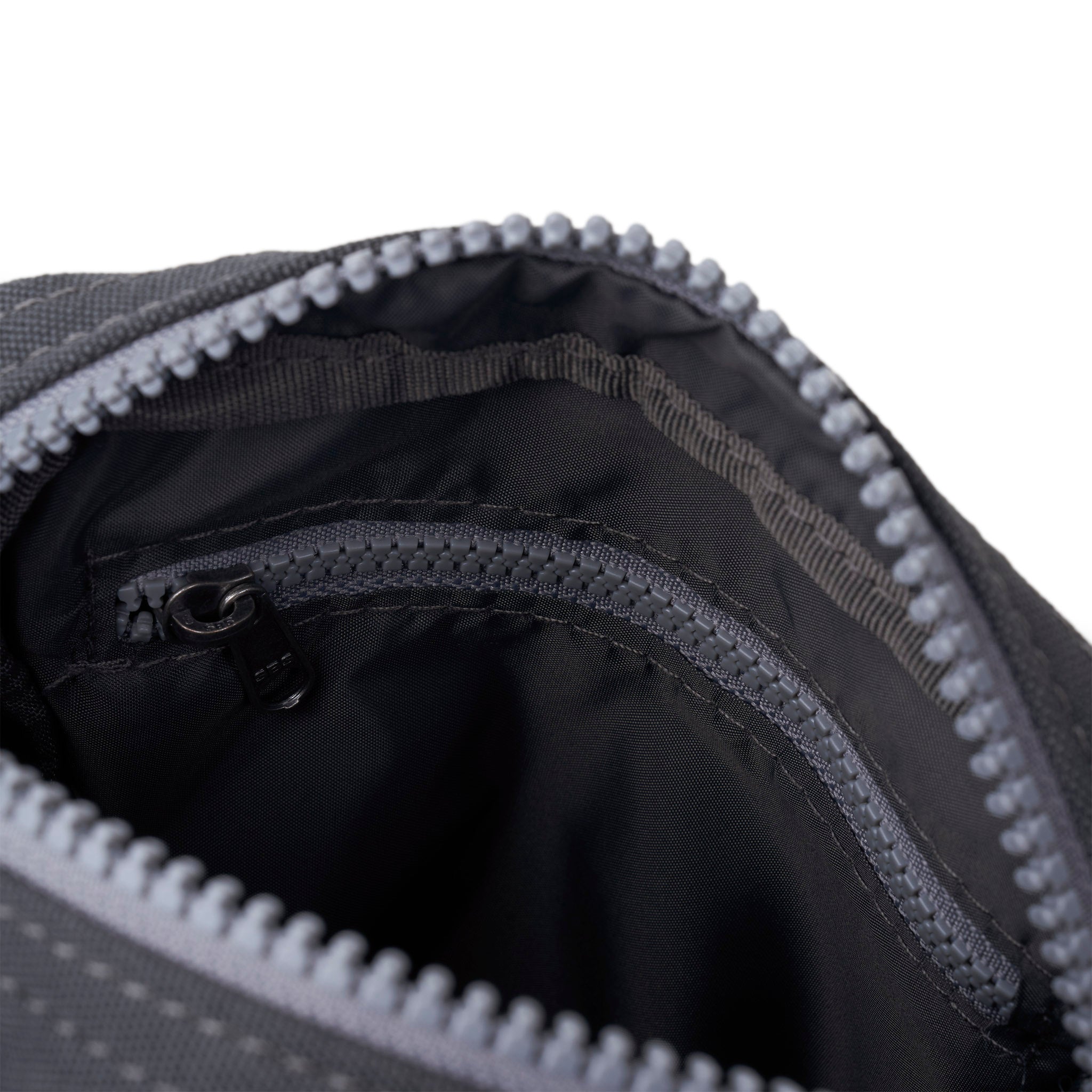 ROKA London - Bond S crossbody-väska med ficka #Färg_Faded_Black