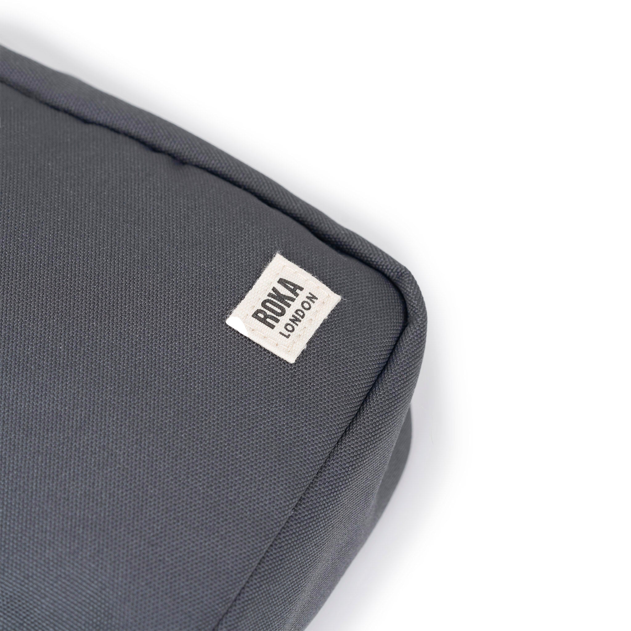 ROKA London - Bond S crossbody-väska med ficka #Färg_Faded_Black