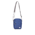 ROKA London - Bond S crossbody-väska med ficka #Färg_Dark_Denim_Pin_Stripe