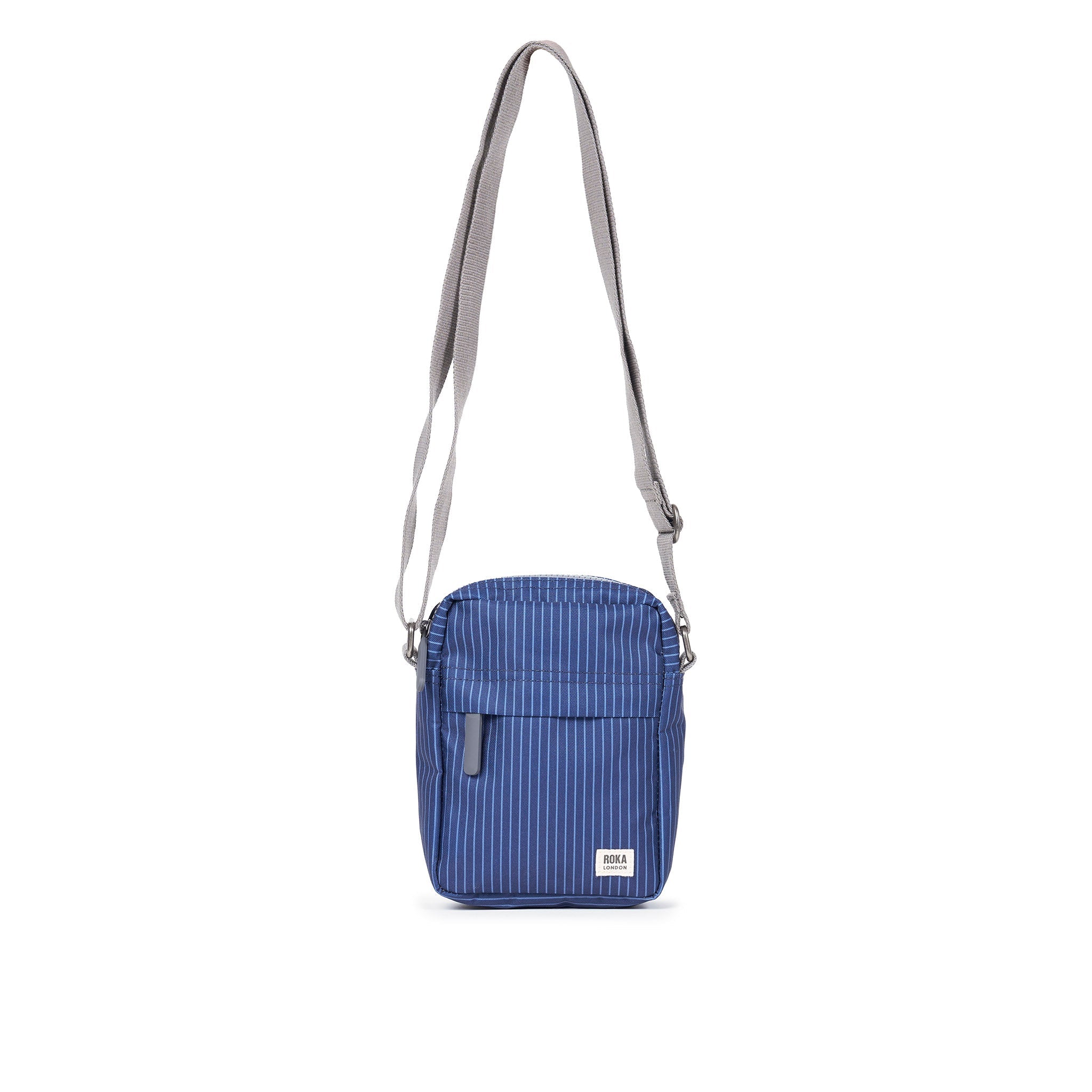 ROKA London - Bond S crossbody-väska med ficka #Färg_Dark_Denim_Pin_Stripe