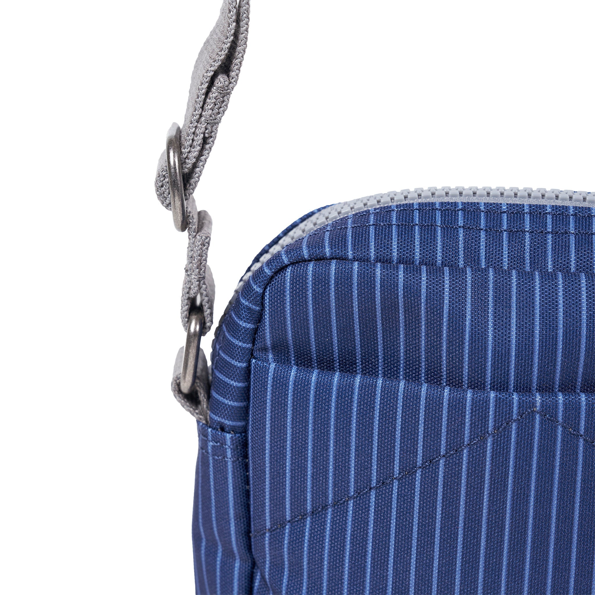 ROKA London - Bond S crossbody-väska med ficka #Färg_Dark_Denim_Pin_Stripe