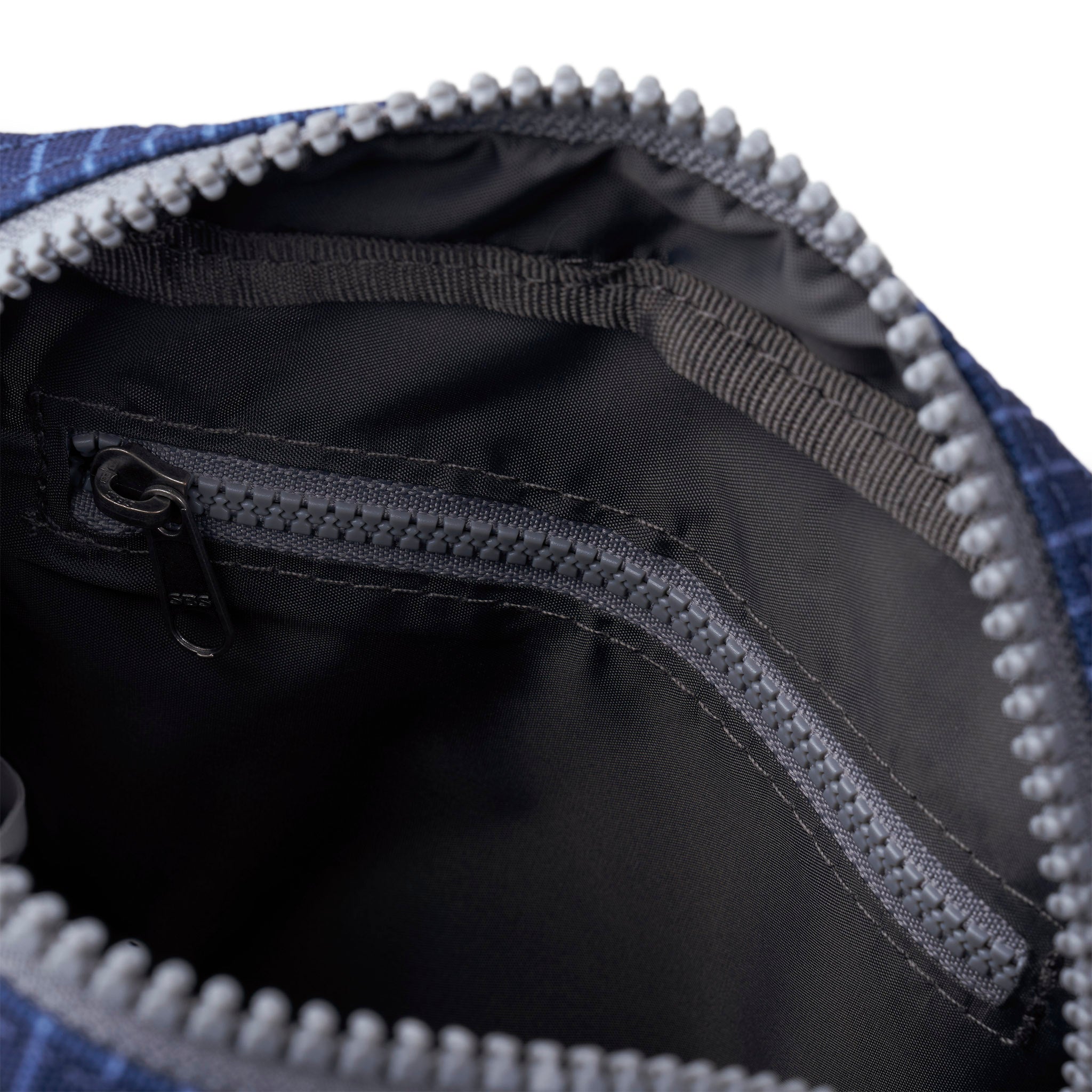 ROKA London - Bond S crossbody-väska med ficka #Färg_Dark_Denim_Pin_Stripe