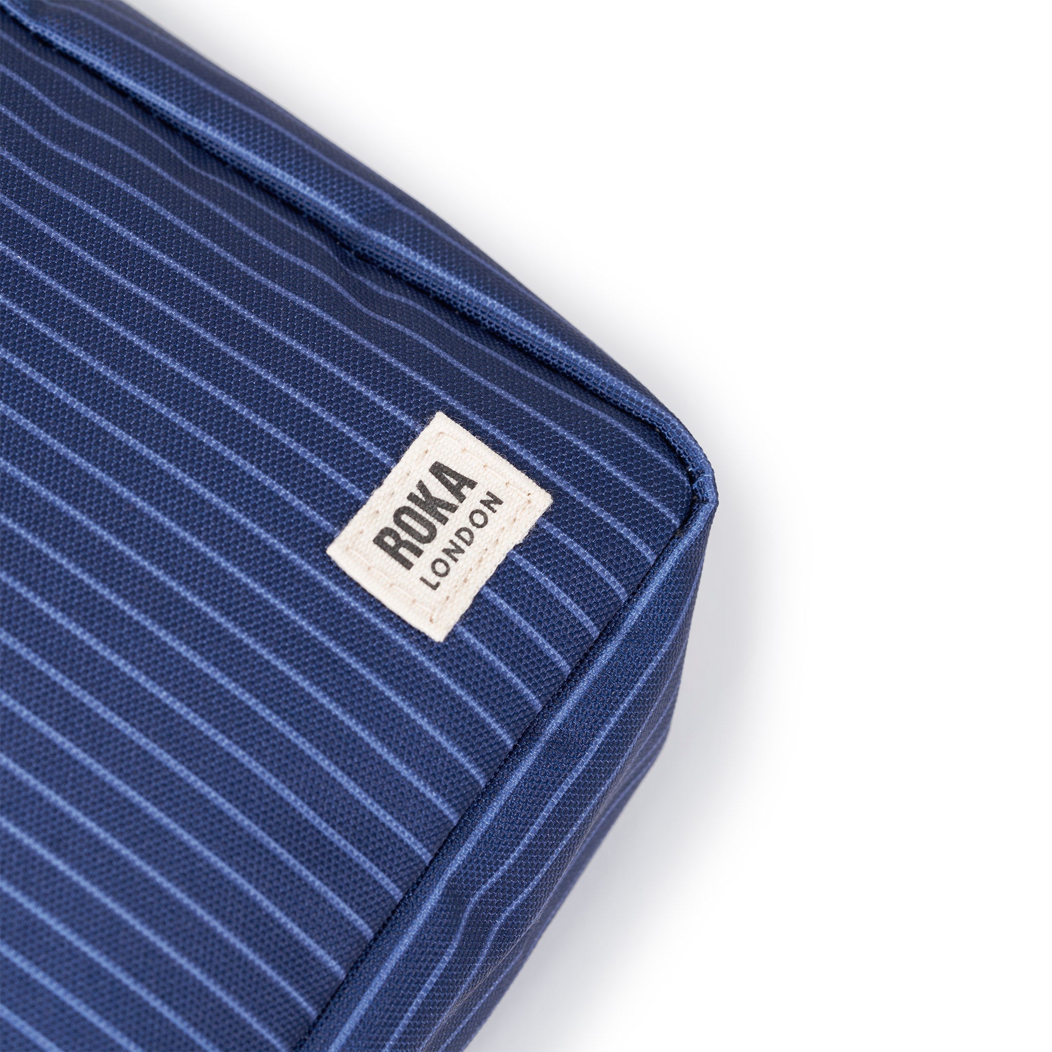 ROKA London - Bond S crossbody-väska med ficka #Färg_Dark_Denim_Pin_Stripe