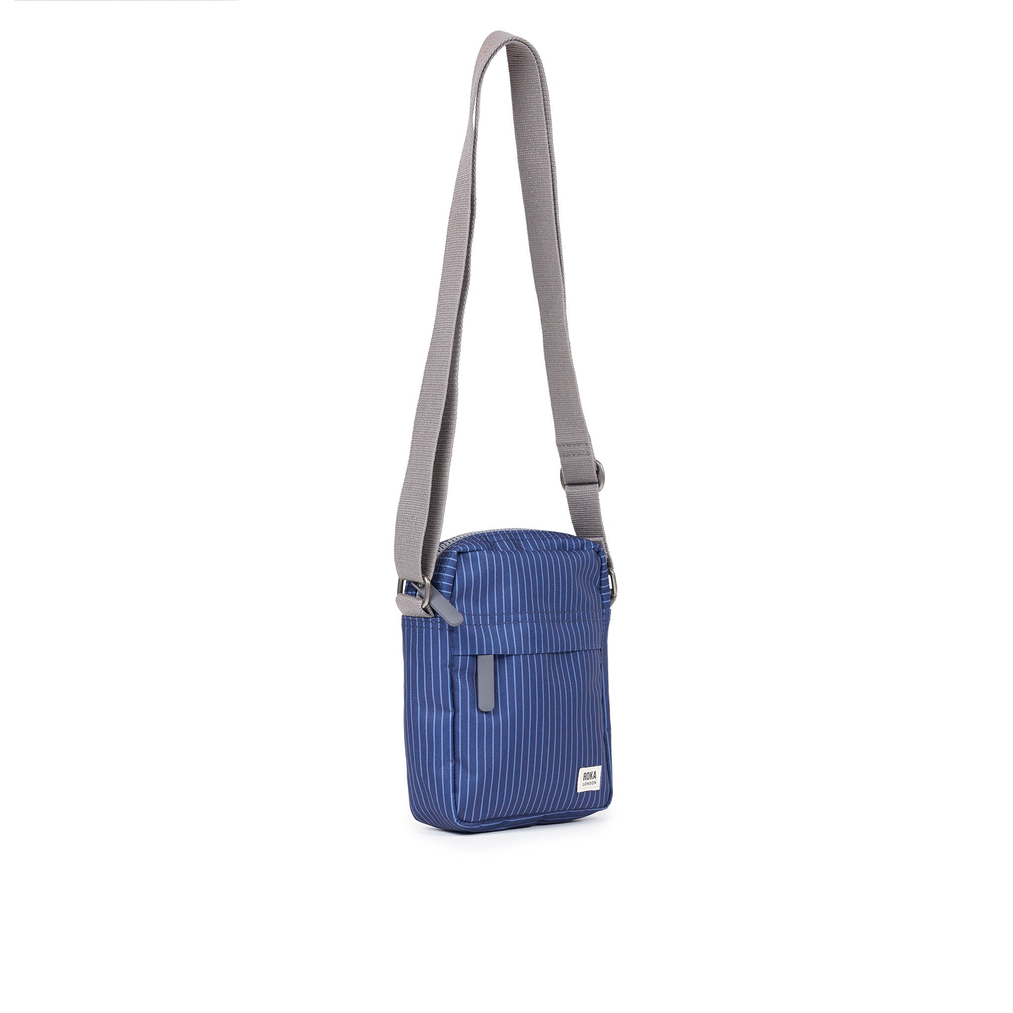 ROKA London - Bond S crossbody-väska med ficka #Färg_Dark_Denim_Pin_Stripe