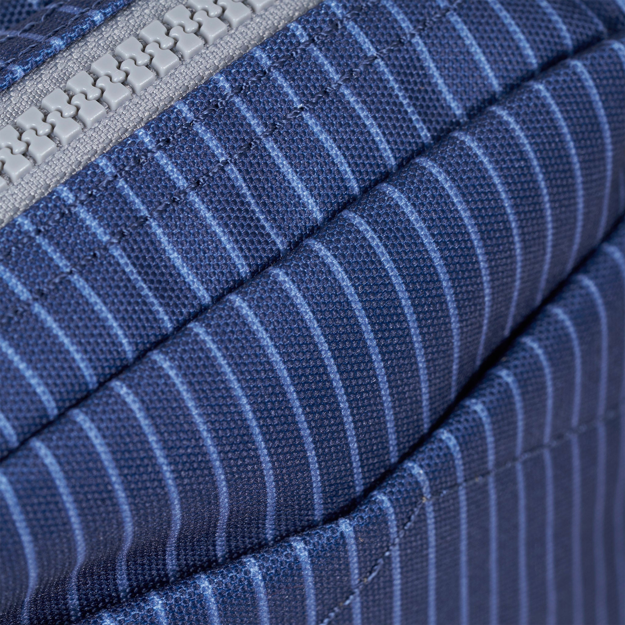 ROKA London - Bond S crossbody-väska med ficka #Färg_Dark_Denim_Pin_Stripe