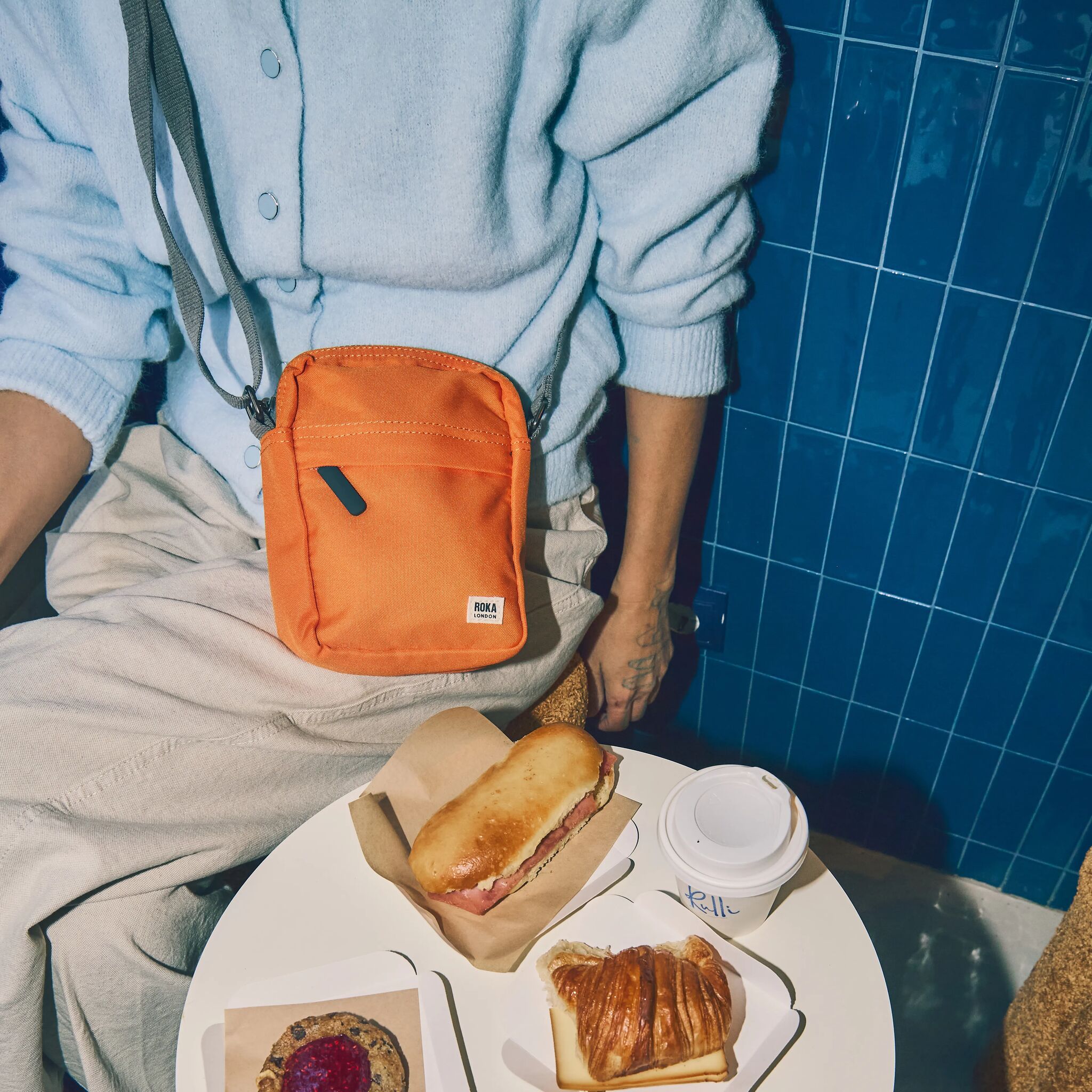 ROKA London - Bond S crossbody-väska med ficka #Färg_Jaffa_Orange