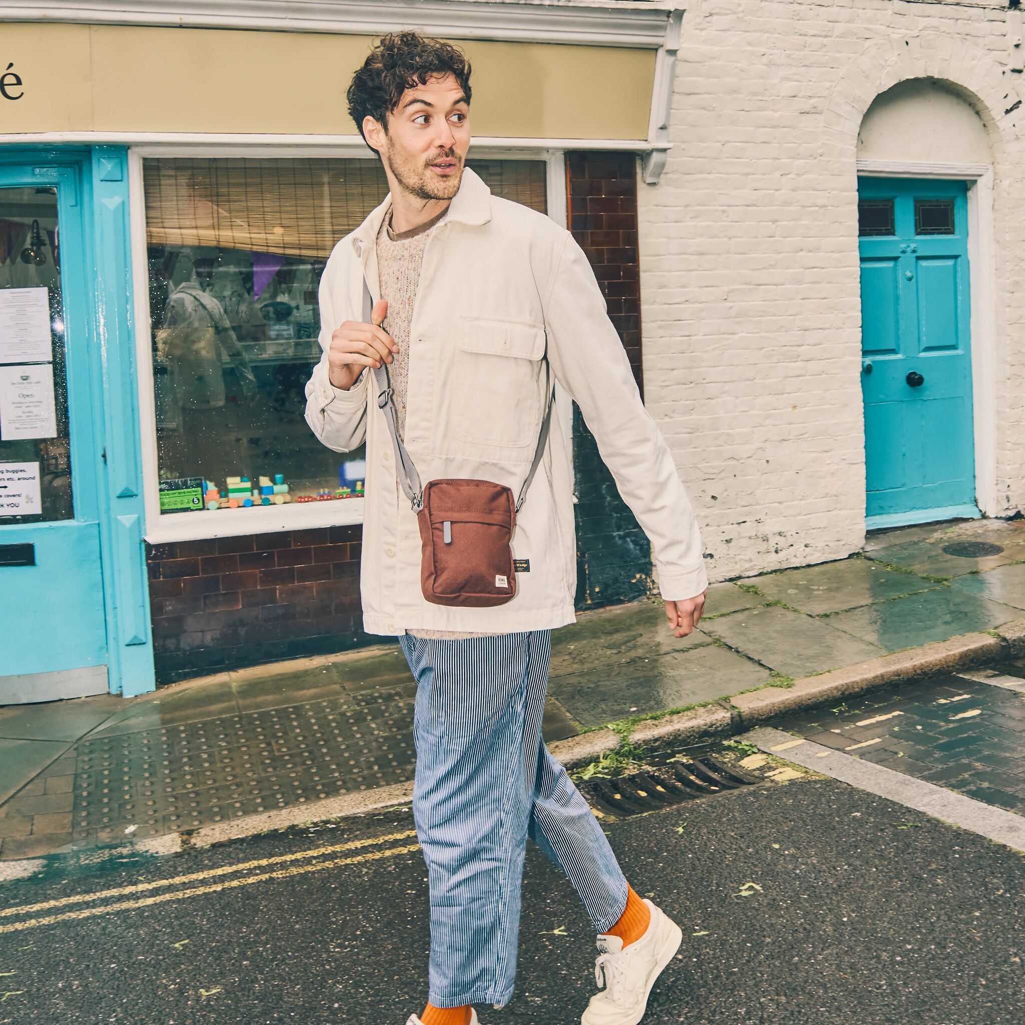 ROKA London - Bond S crossbody-väska med ficka #Färg_Chocolate