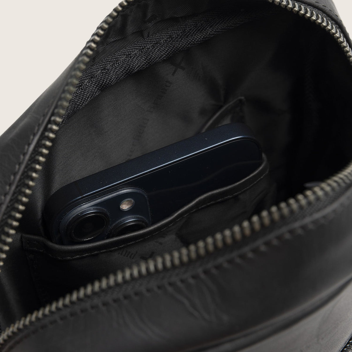 The Chesterfield Brand - Birmingham Crossbodyväska #Färg_Svart