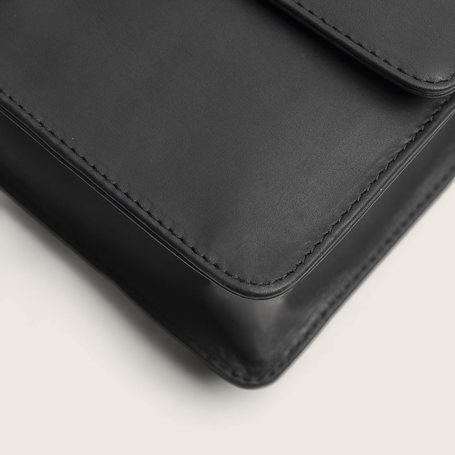 The Chesterfield Brand - Lucca Crossbodyväska #Färg_Svart