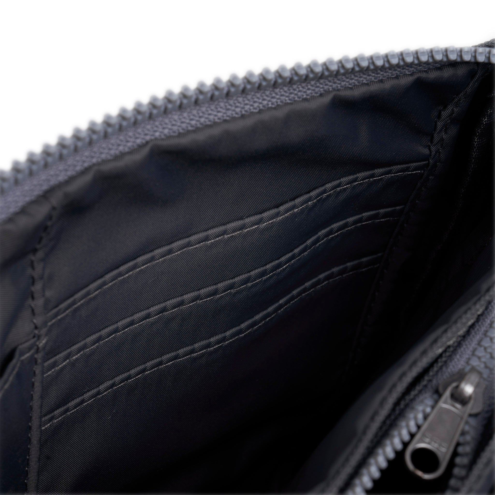 ROKA London - Carnaby XL XL Carnaby crossbody-väska #Färg_Faded_Black