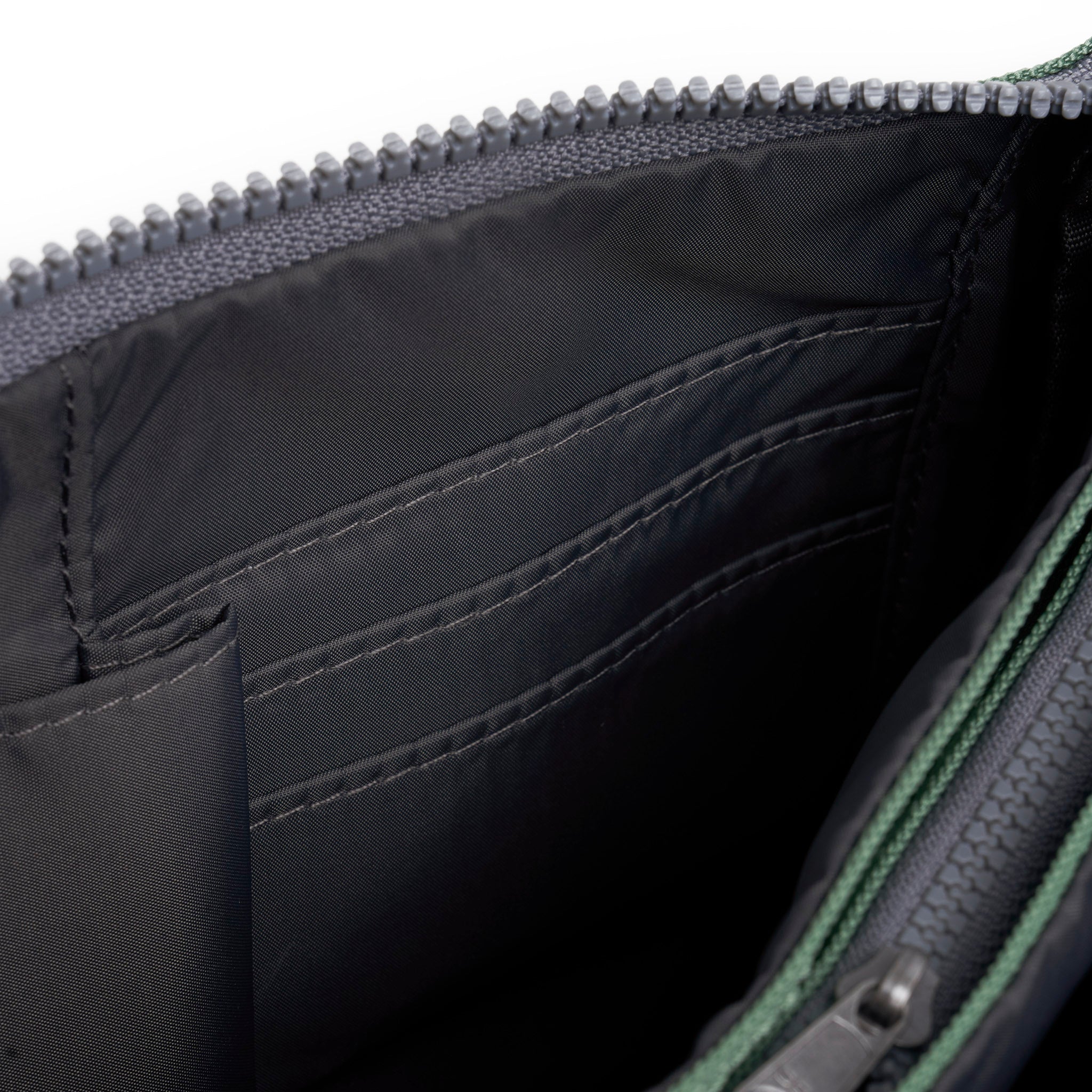 ROKA London - Carnaby XL XL Carnaby crossbody-väska #Färg_Frost