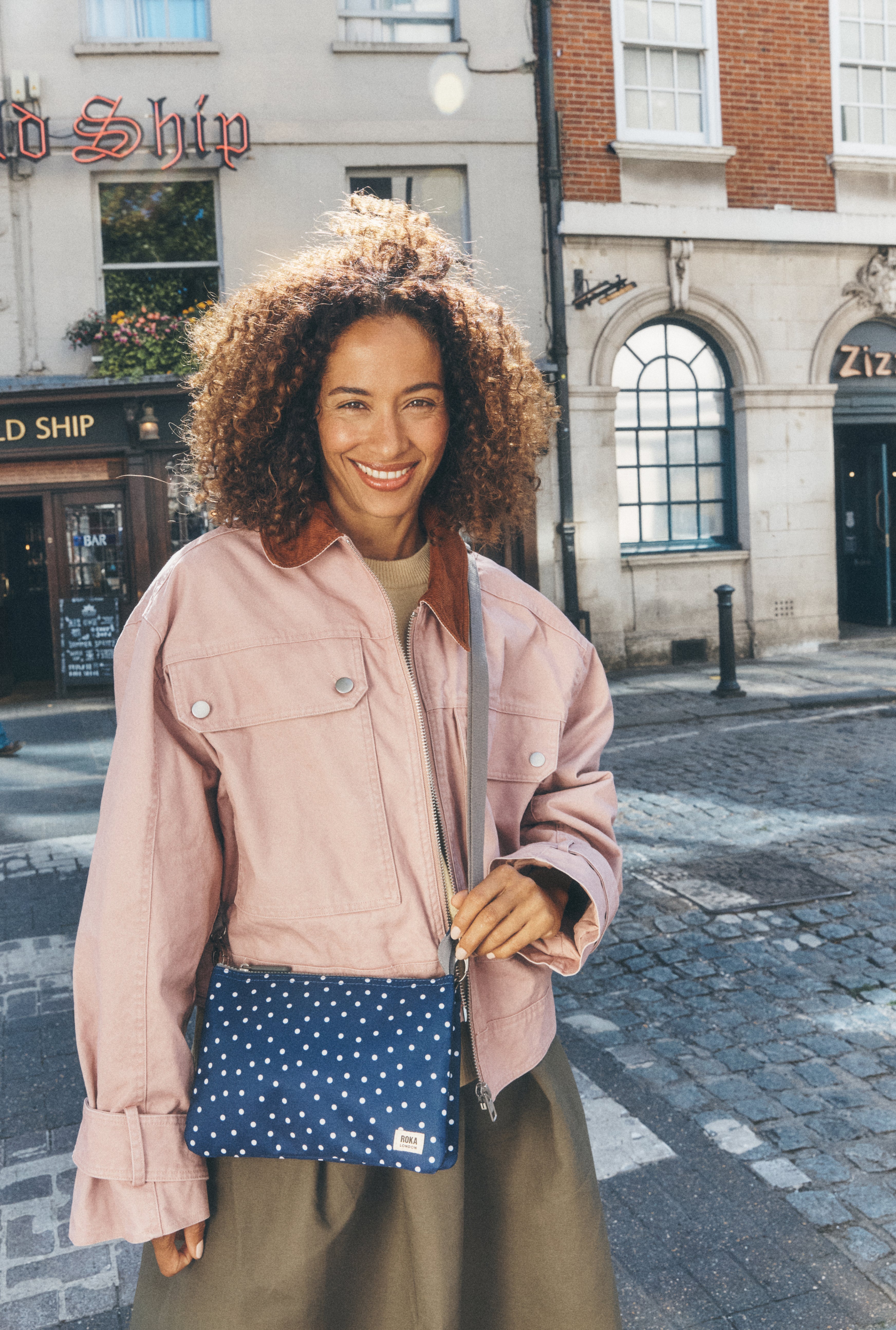 ROKA London - Carnaby XL XL Carnaby crossbody-väska #Färg_Navy_Polka_Dot