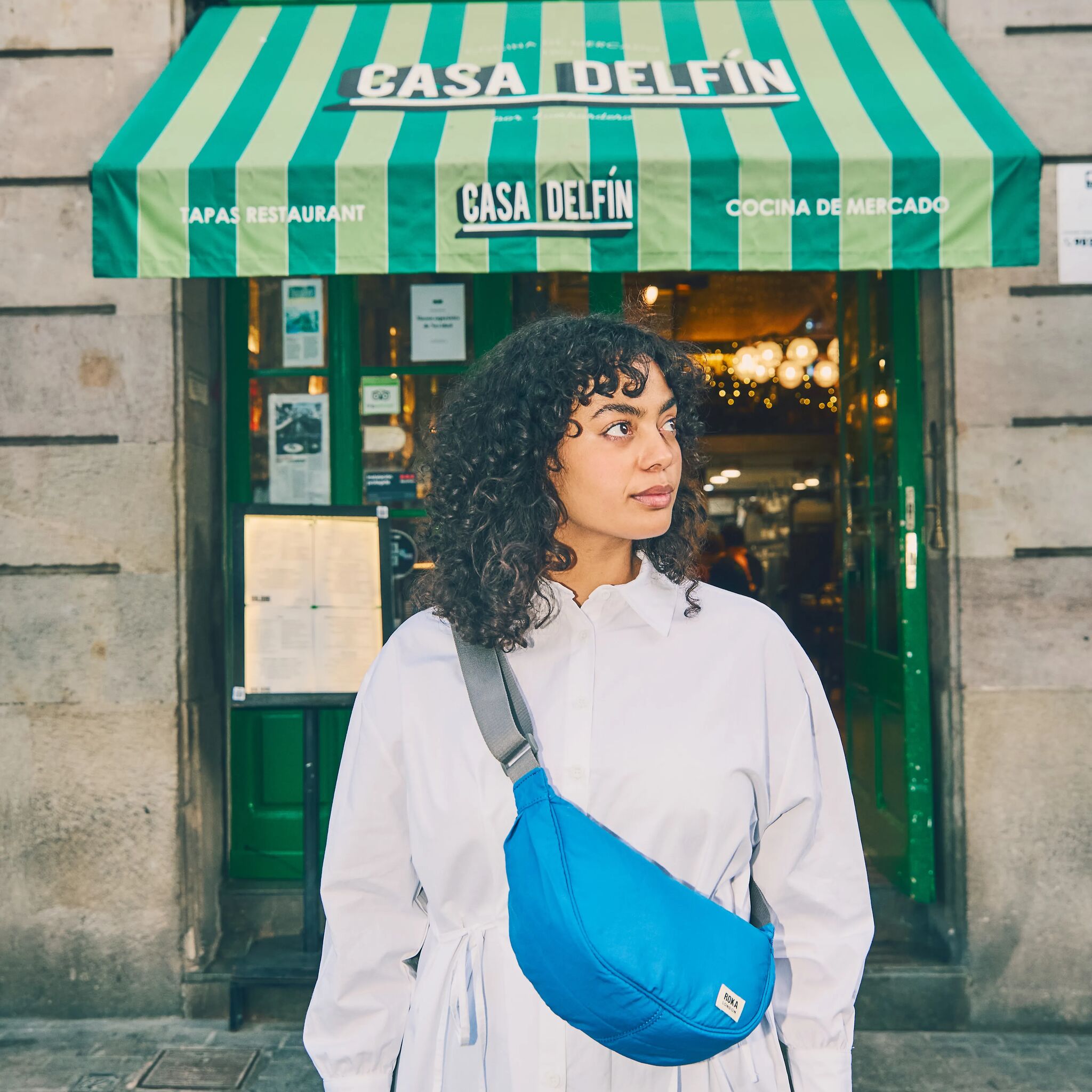 ROKA London - Farringdon S halvmåneväska #Färg_Malibu_Blue