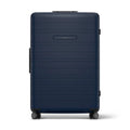 Horizn Studios H7 Air incheckningsväska in all black, front view showing sleek design and sturdy handle.