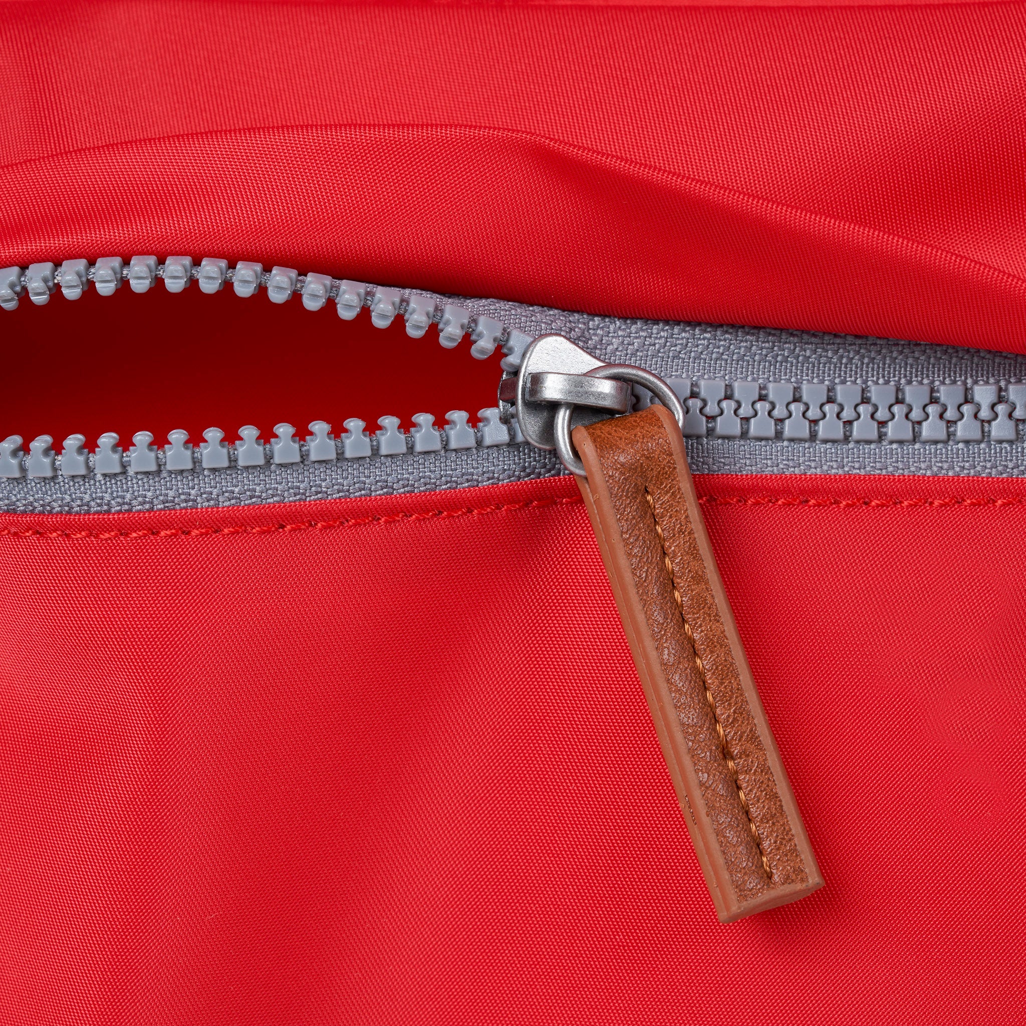 ROKA London - Kennington M crossbody-väska #Färg_Chilli_Oil