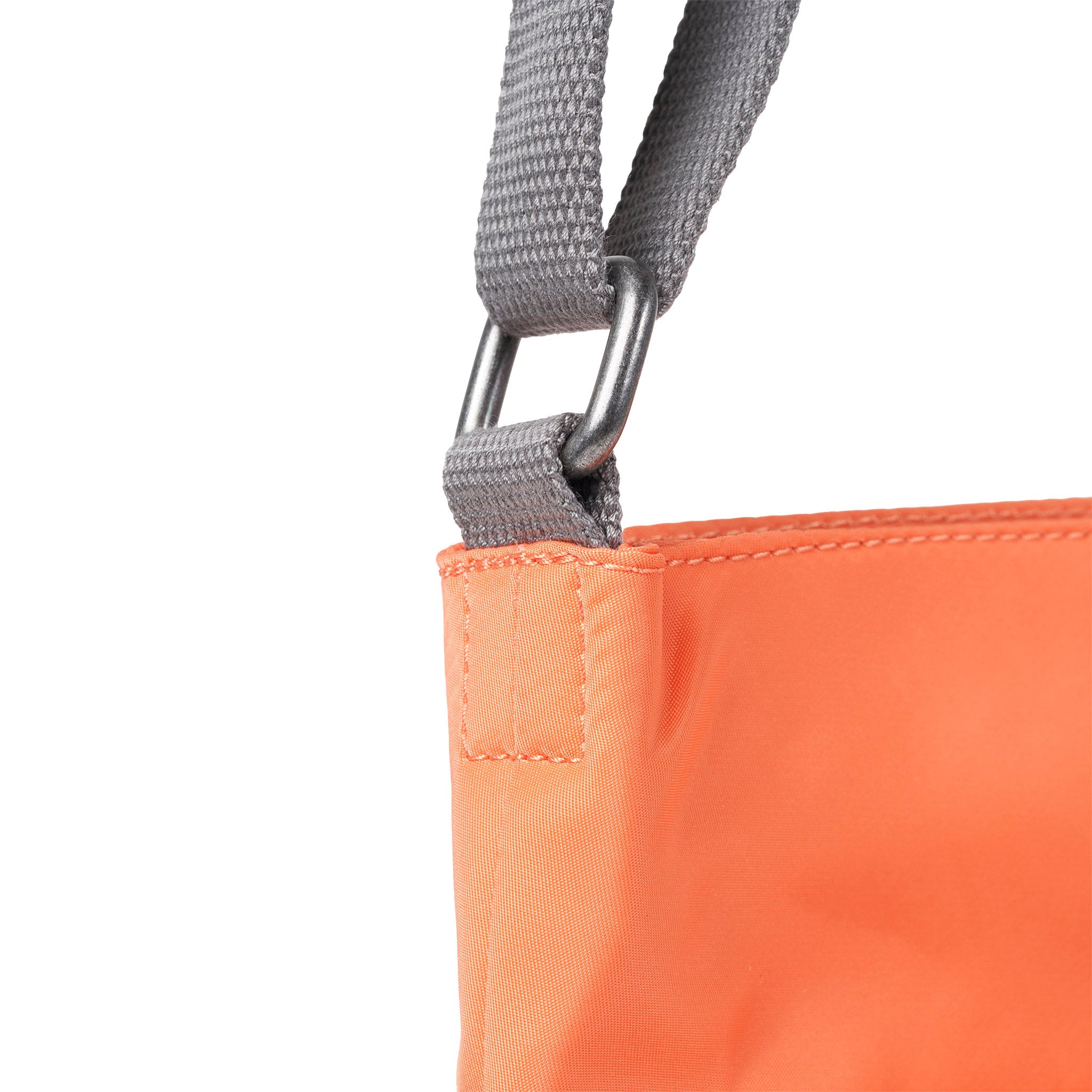 ROKA London - Kennington M crossbody-väska #Färg_Firecracker