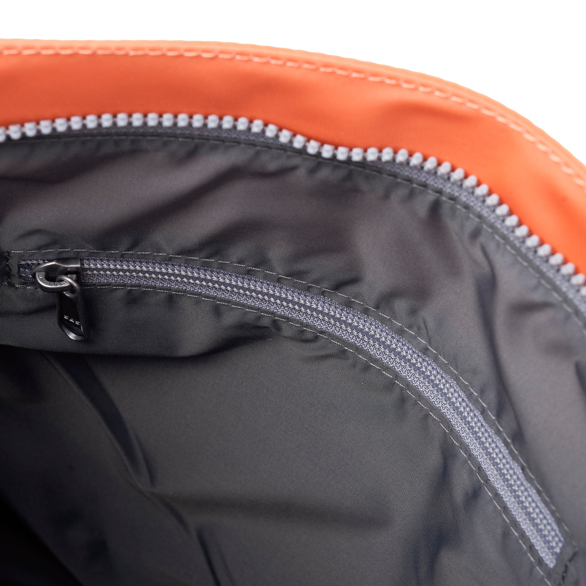 ROKA London - Kennington M crossbody-väska #Färg_Firecracker