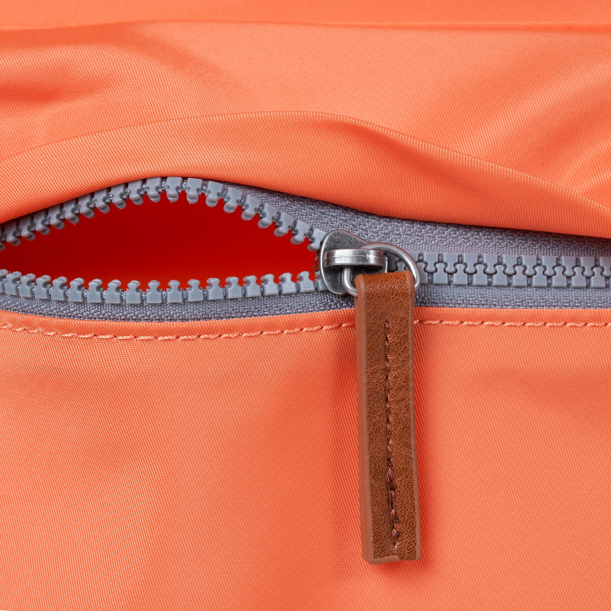 ROKA London - Kennington M crossbody-väska #Färg_Firecracker