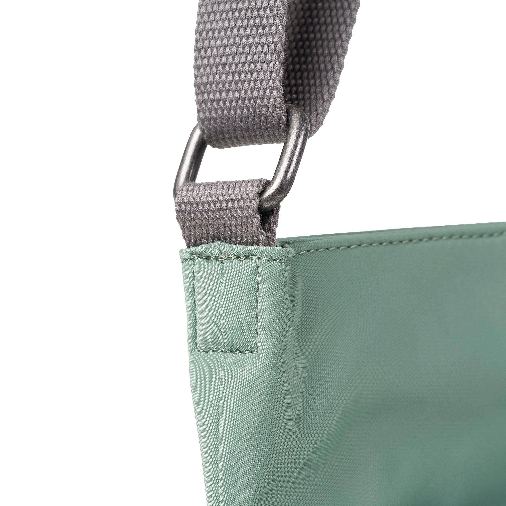 ROKA London - Kennington M crossbody-väska #Färg_Frost