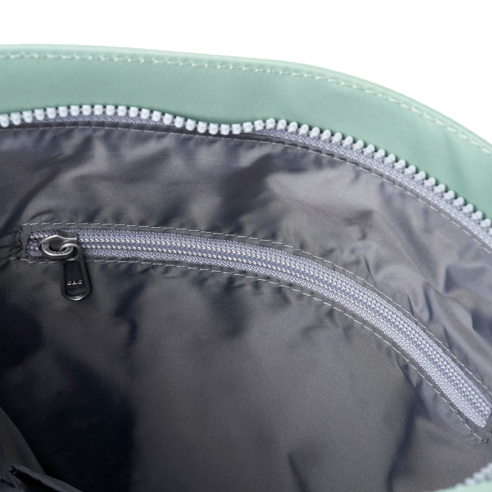 ROKA London - Kennington M crossbody-väska #Färg_Frost