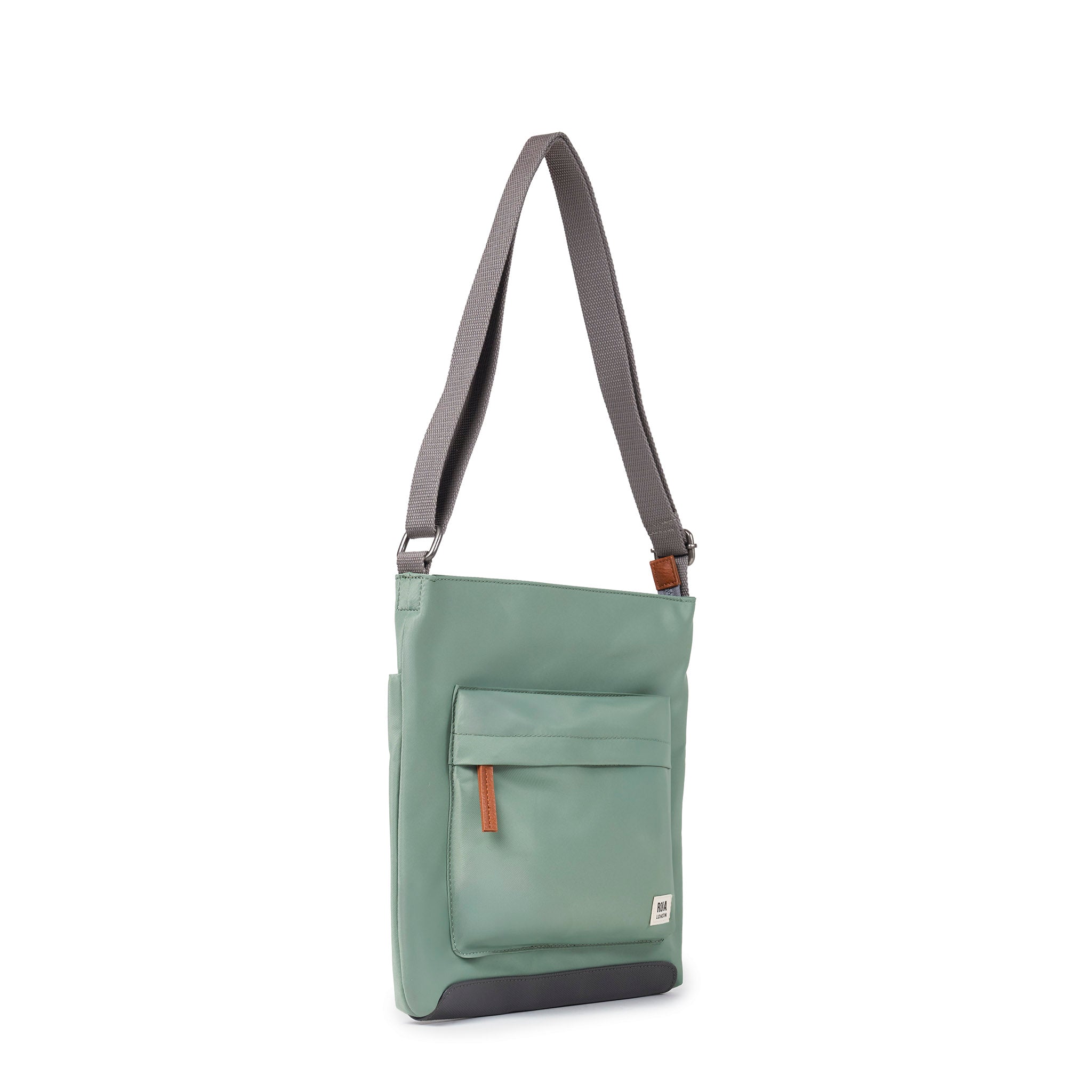 ROKA London - Kennington M crossbody-väska #Färg_Frost