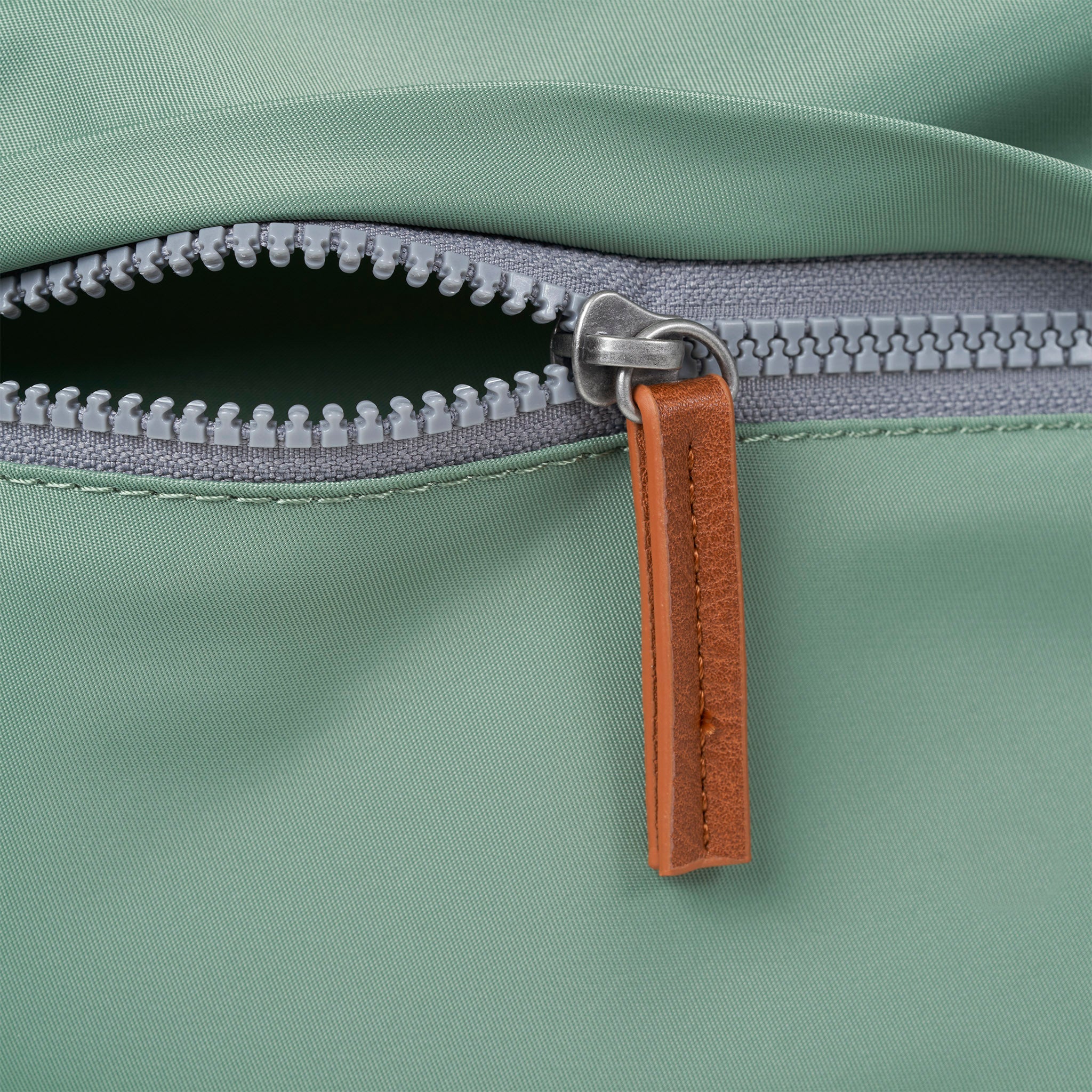 ROKA London - Kennington M crossbody-väska #Färg_Frost