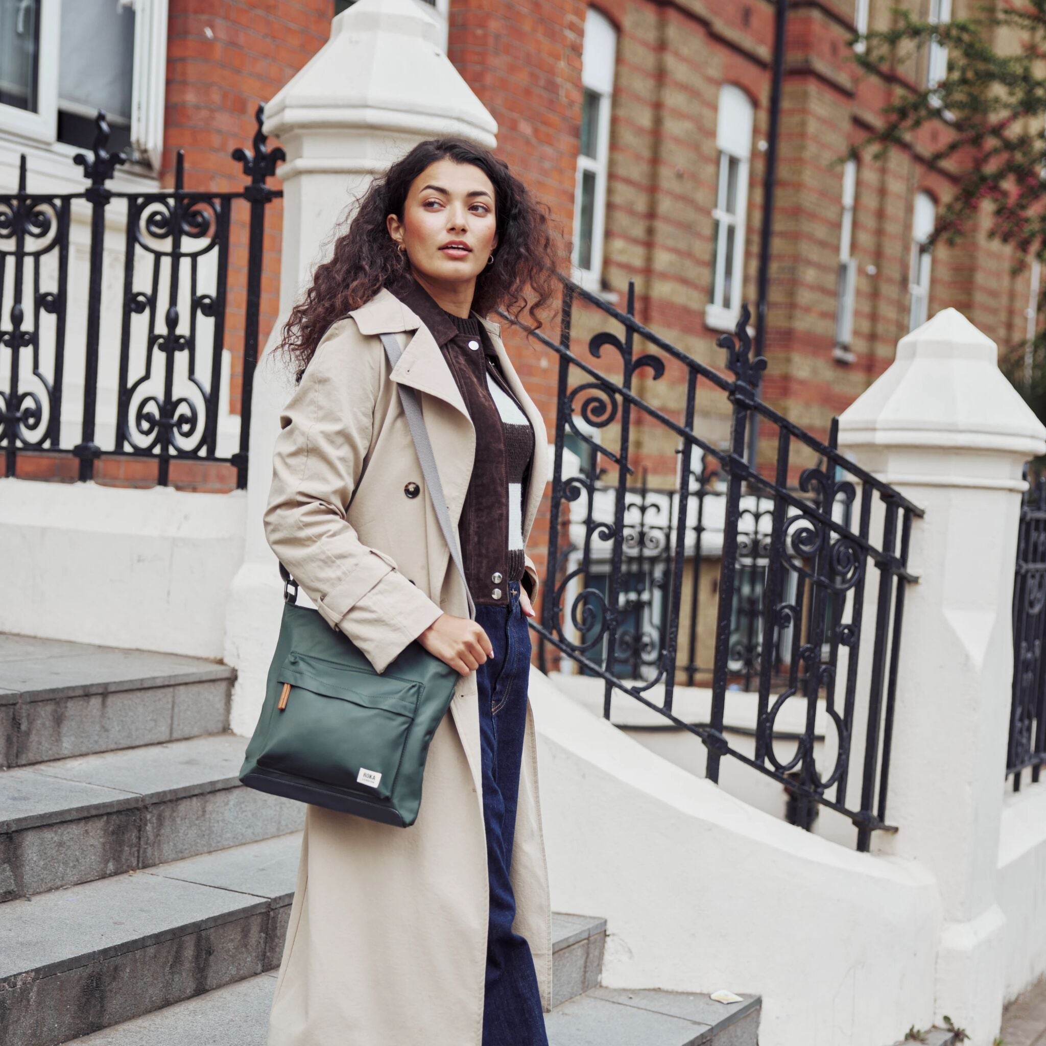 ROKA London - Kennington M crossbody-väska #Färg_Graphite