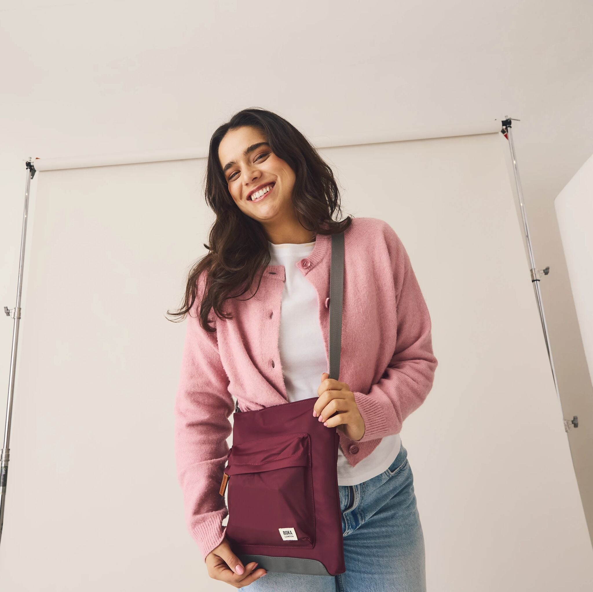 ROKA London - Kennington M crossbody-väska #Färg_Cranberry