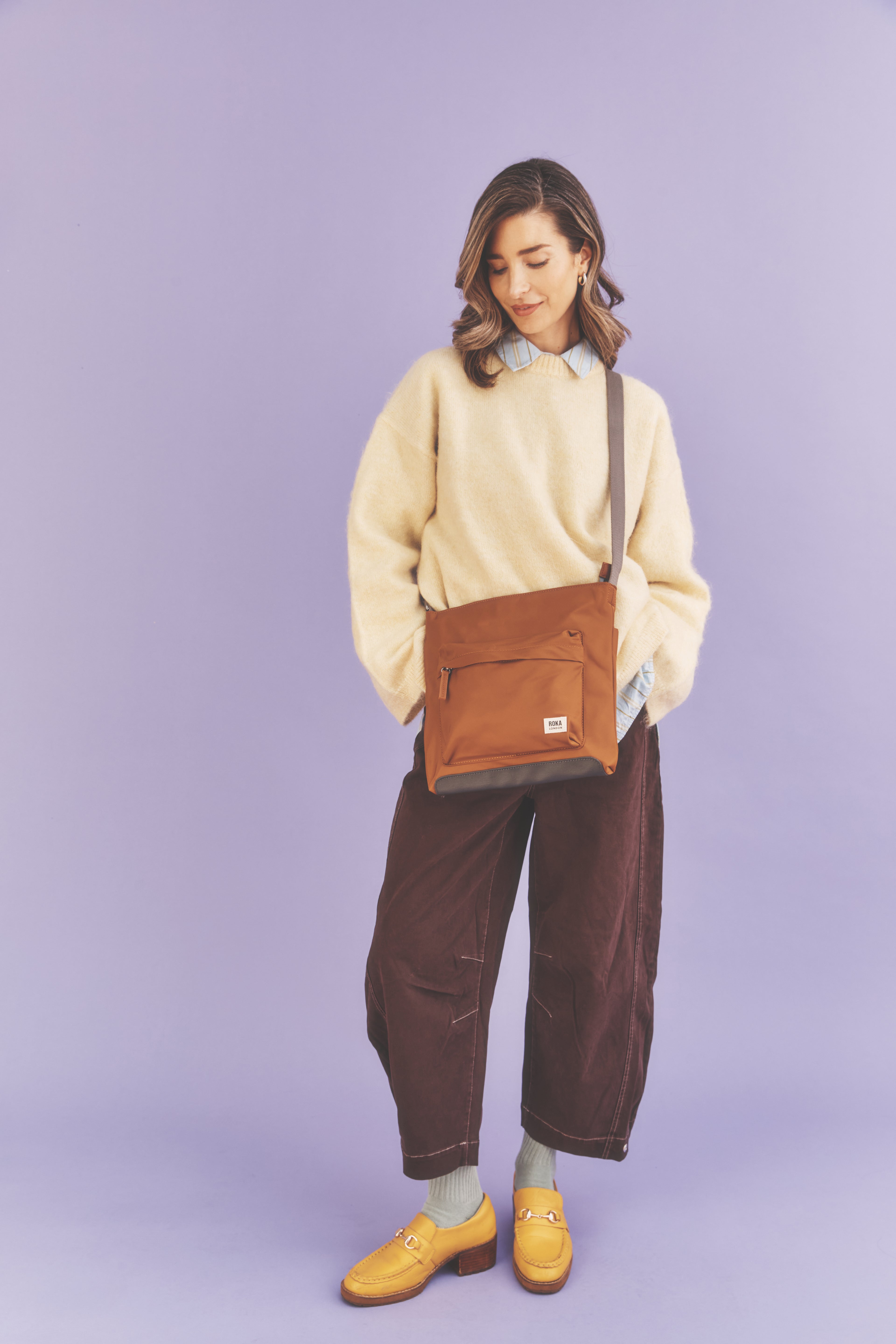 ROKA London - Kennington M crossbody-väska #Färg_Biscuit