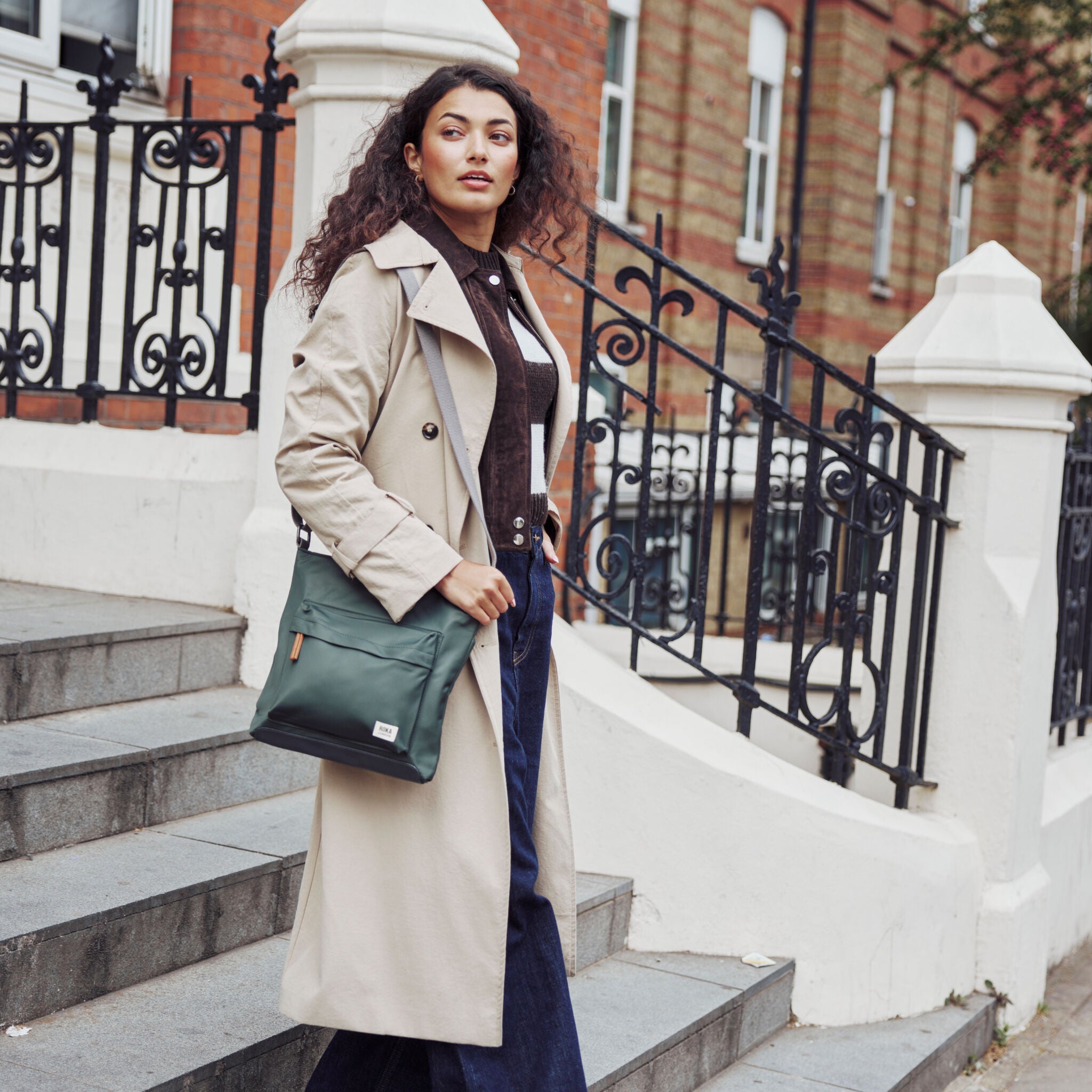 ROKA London - Kennington M crossbody-väska #Färg_Avocado