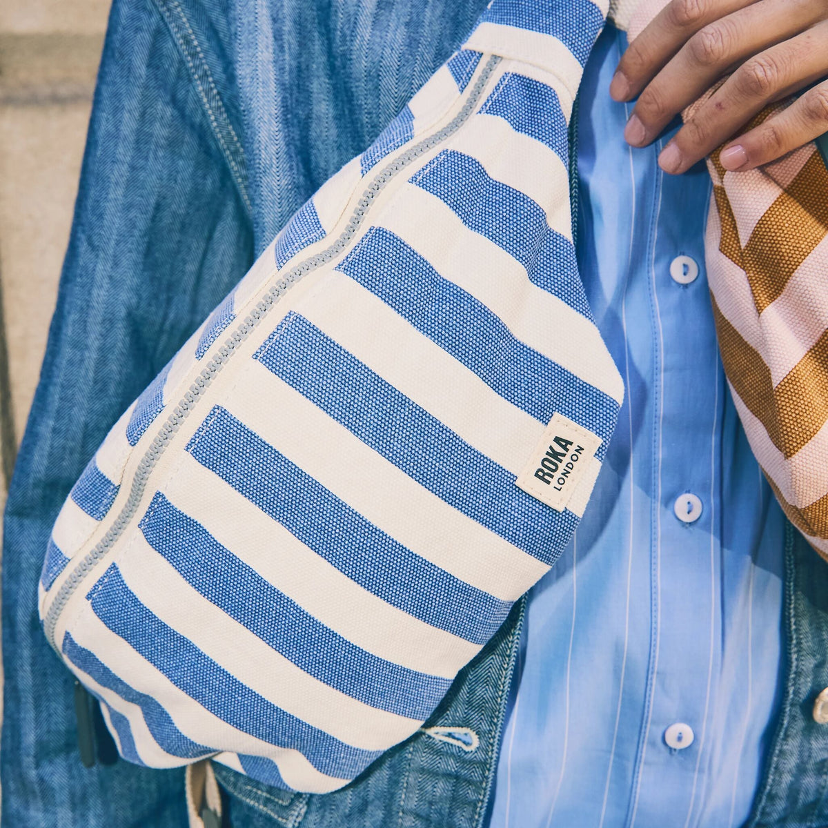 ROKA London - Mill Hill S crossbody-väska #Färg_Denim_Stripe