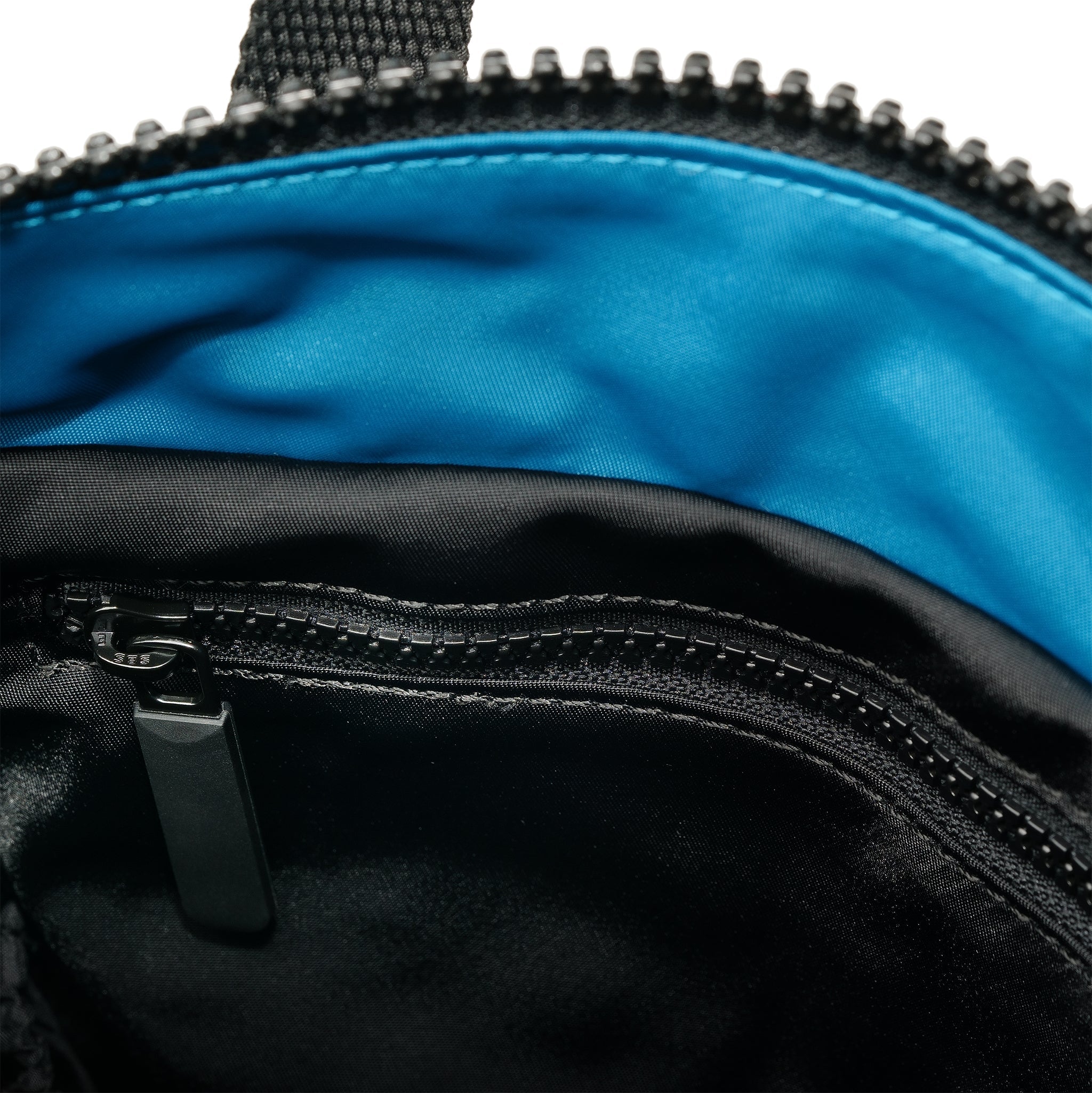 ROKA London - Bantry S ryggsäck Creative Waste #Färg_Black/Seaport