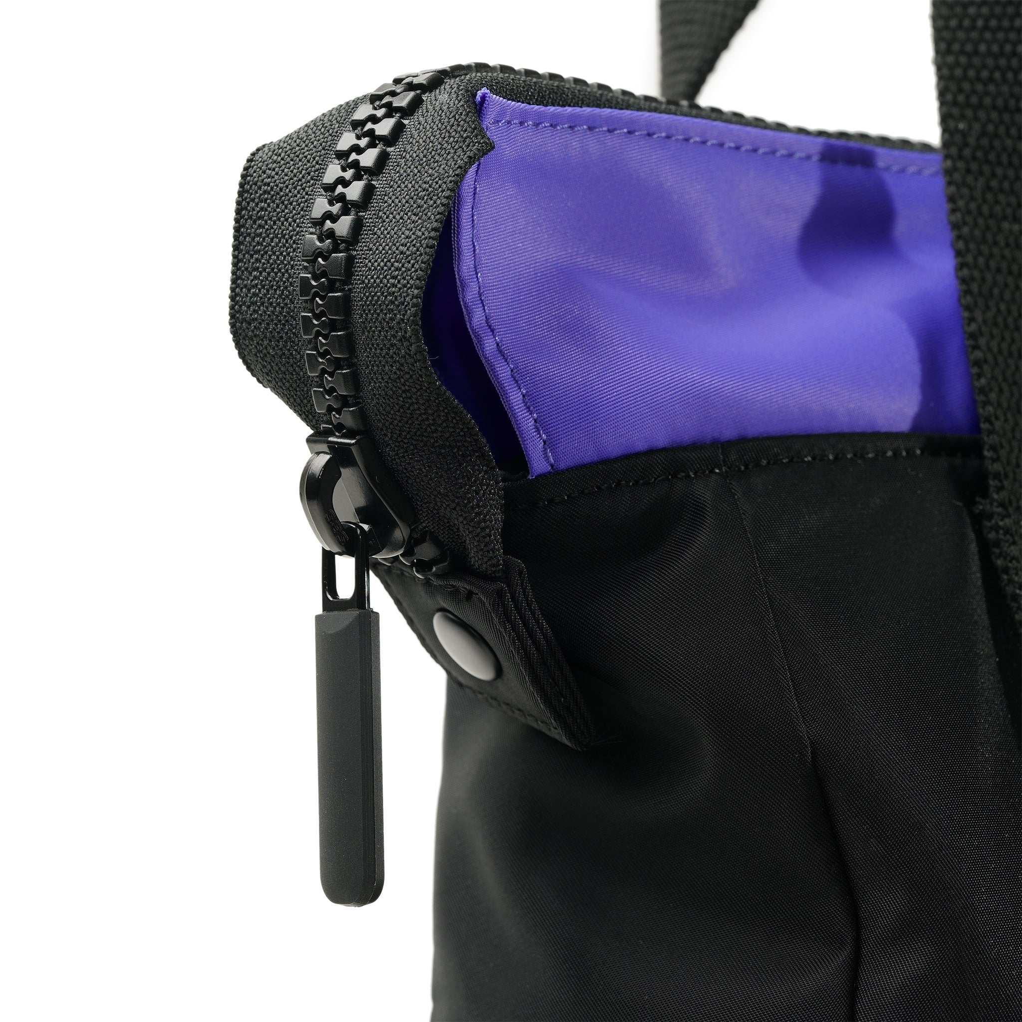 ROKA London - Bantry S ryggsäck Creative Waste #Färg_Black/Simple_Purple