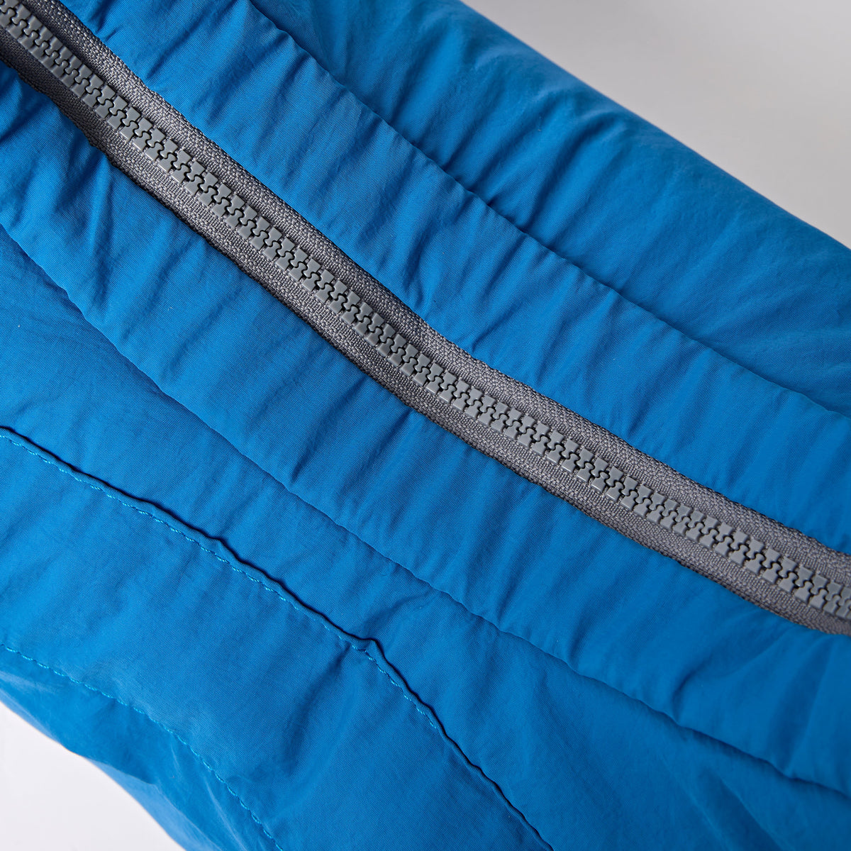 ROKA London - Belsize M crossbody-väska #Färg_Malibu_Blue