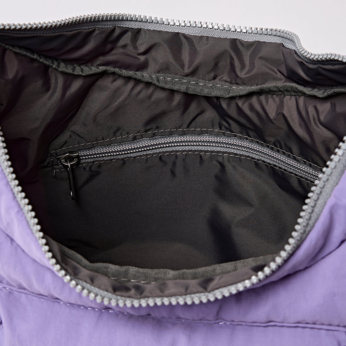 ROKA London - Belsize M crossbody-väska #Färg_Petal