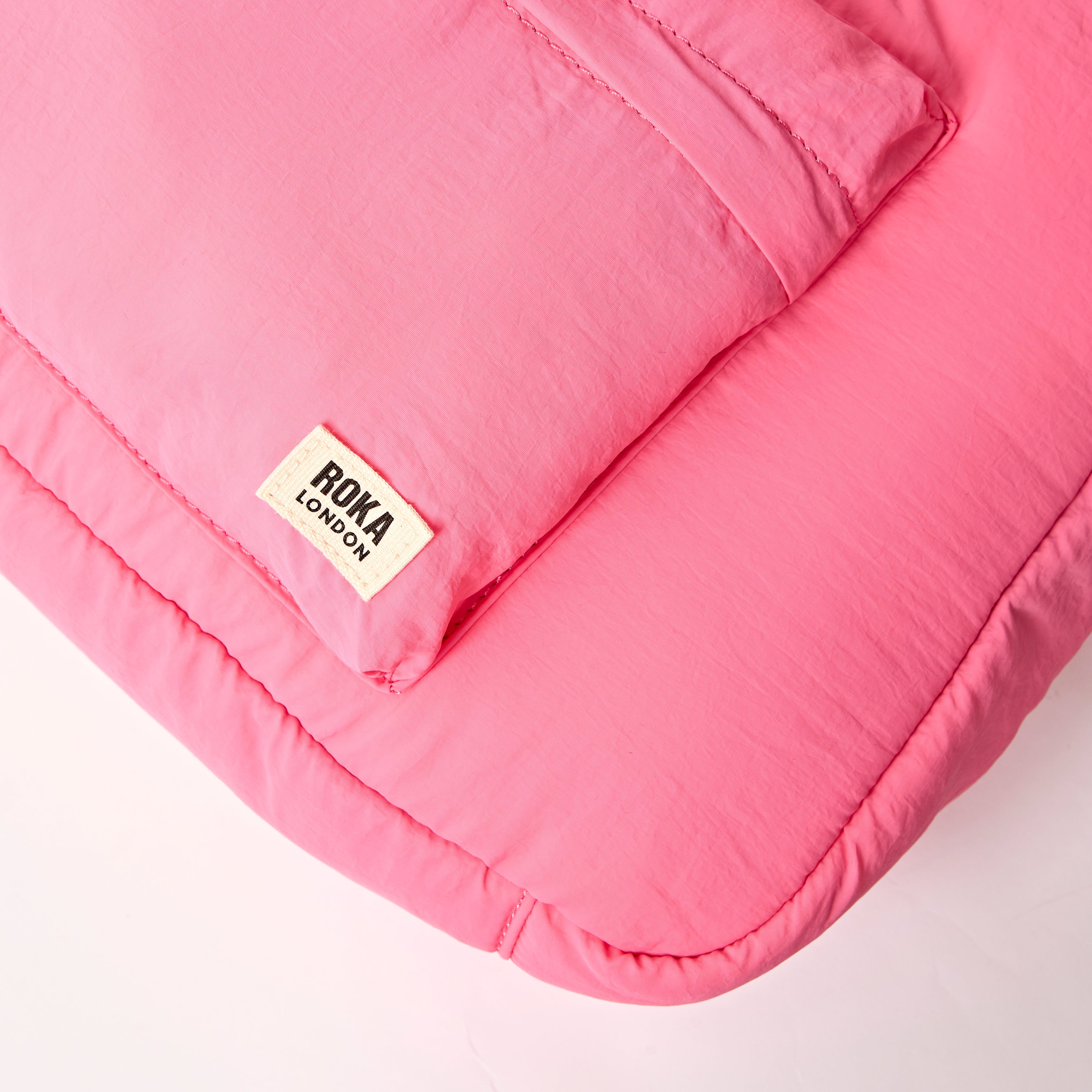 ROKA London - Belsize M crossbody-väska #Färg_Pink_Lemonade