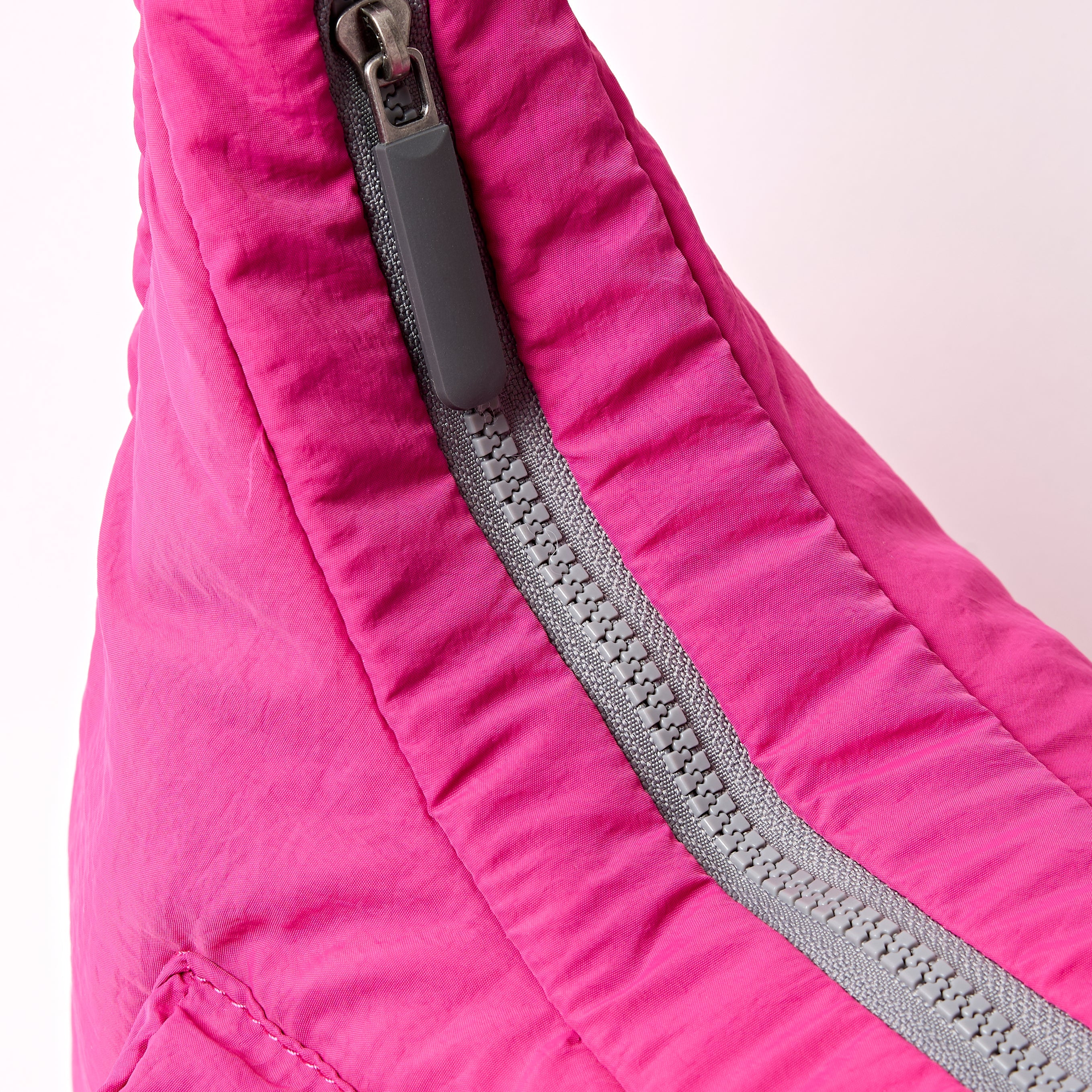 ROKA London - Belsize M crossbody-väska #Färg_Very_Berry