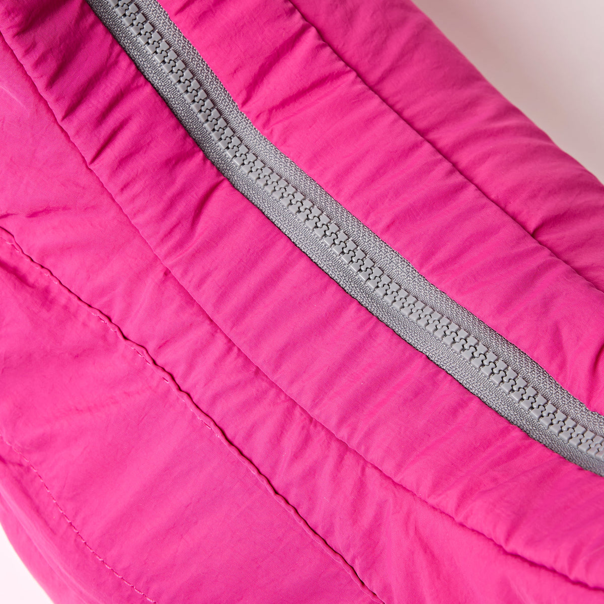 ROKA London - Belsize M crossbody-väska #Färg_Very_Berry
