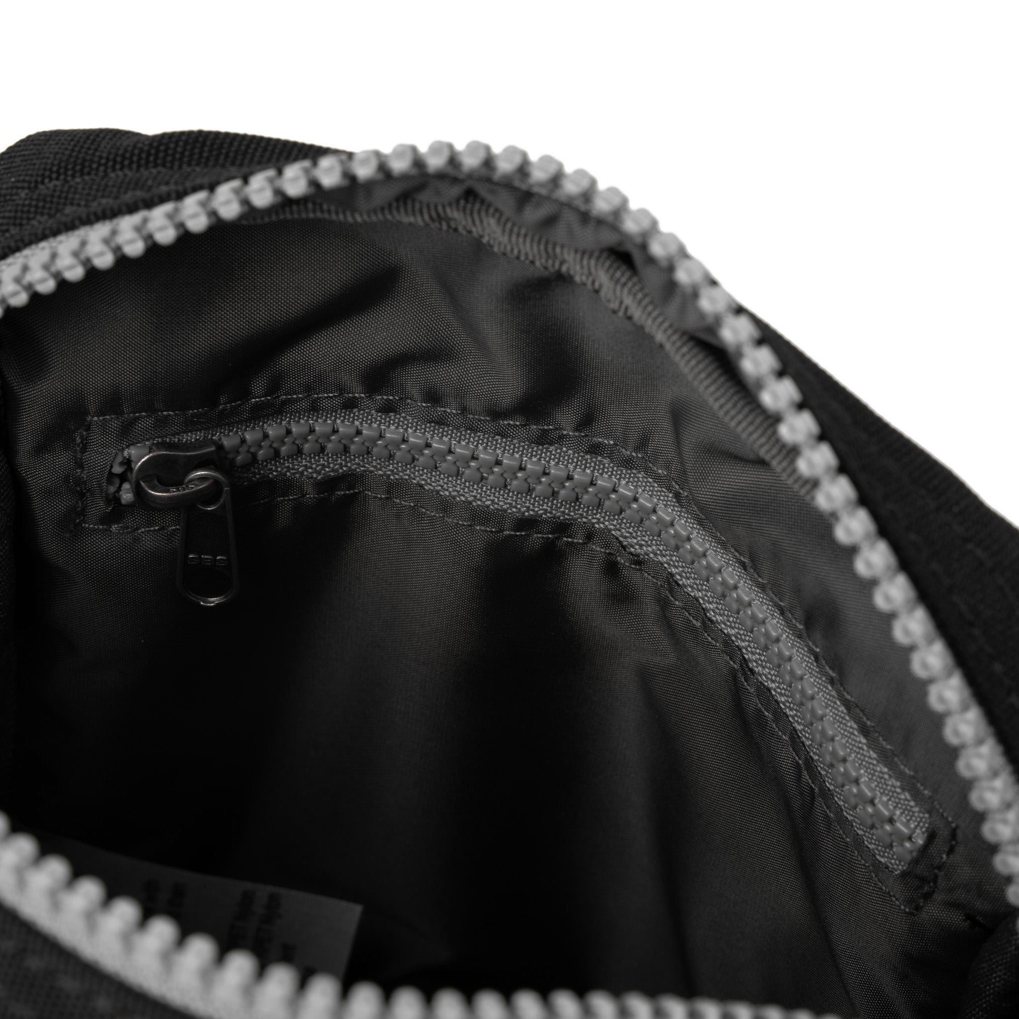 ROKA London - Bond S crossbody-väska med ficka #Färg_Ash