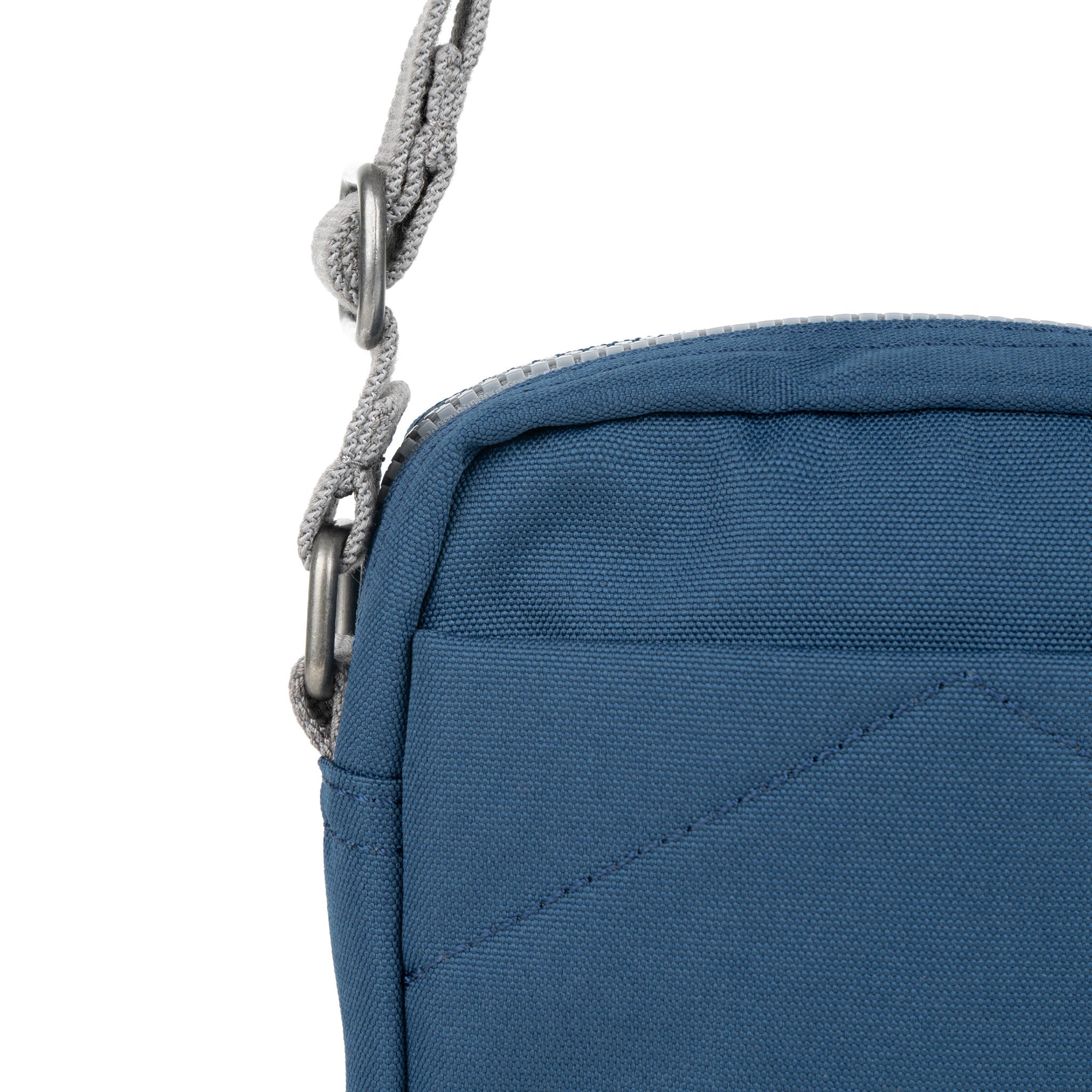 ROKA London - Bond S crossbody-väska med ficka #Färg_Deep_Blue