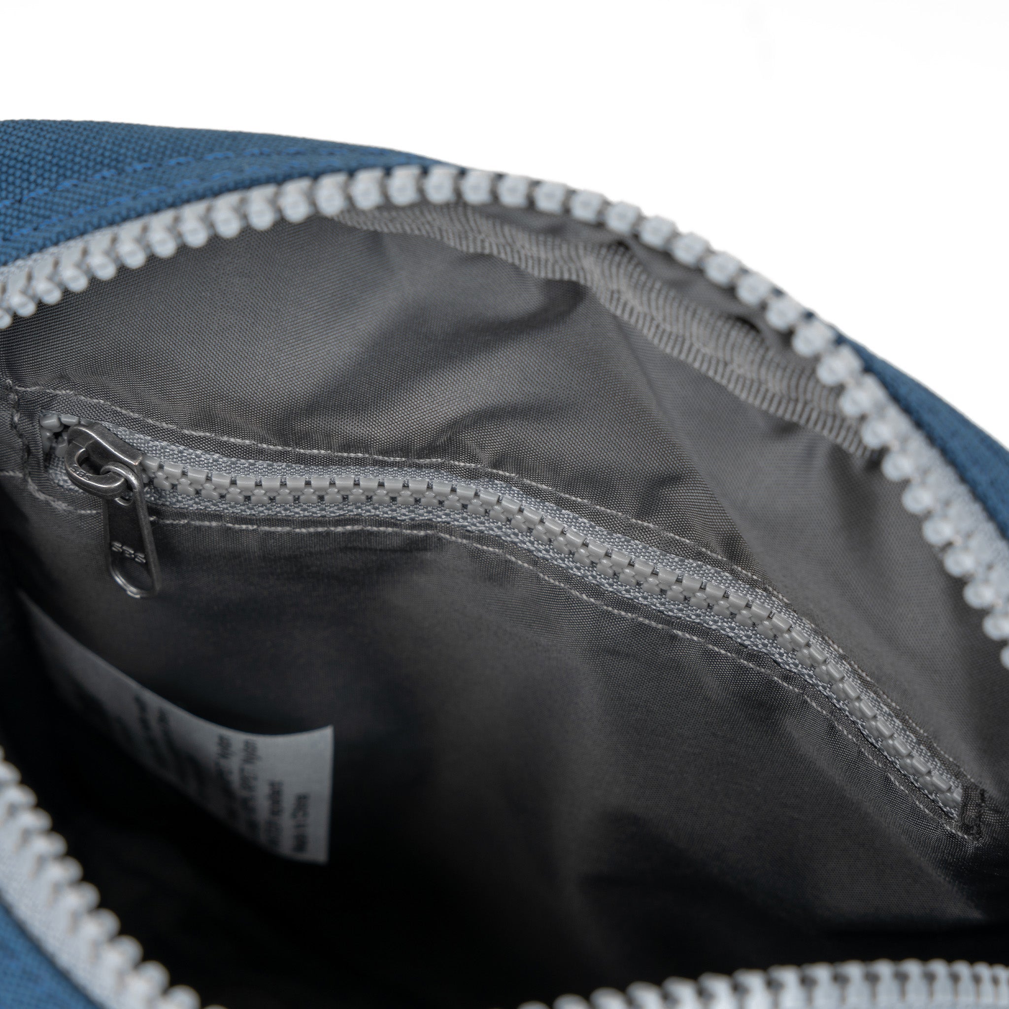ROKA London - Bond S crossbody-väska med ficka #Färg_Deep_Blue