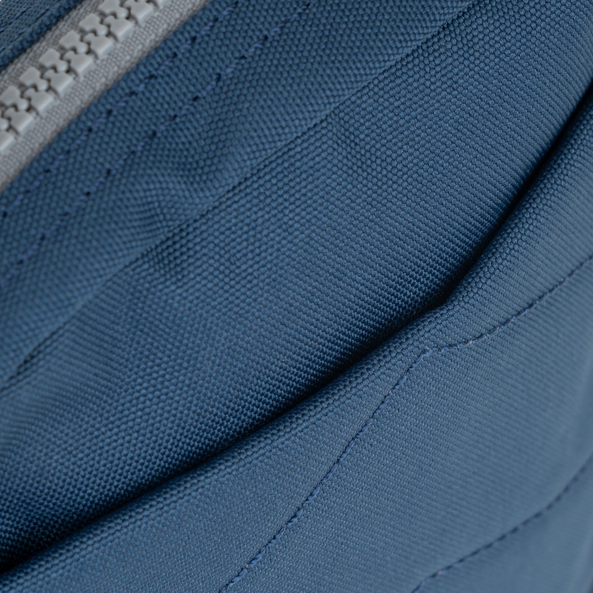 ROKA London - Bond S crossbody-väska med ficka #Färg_Deep_Blue