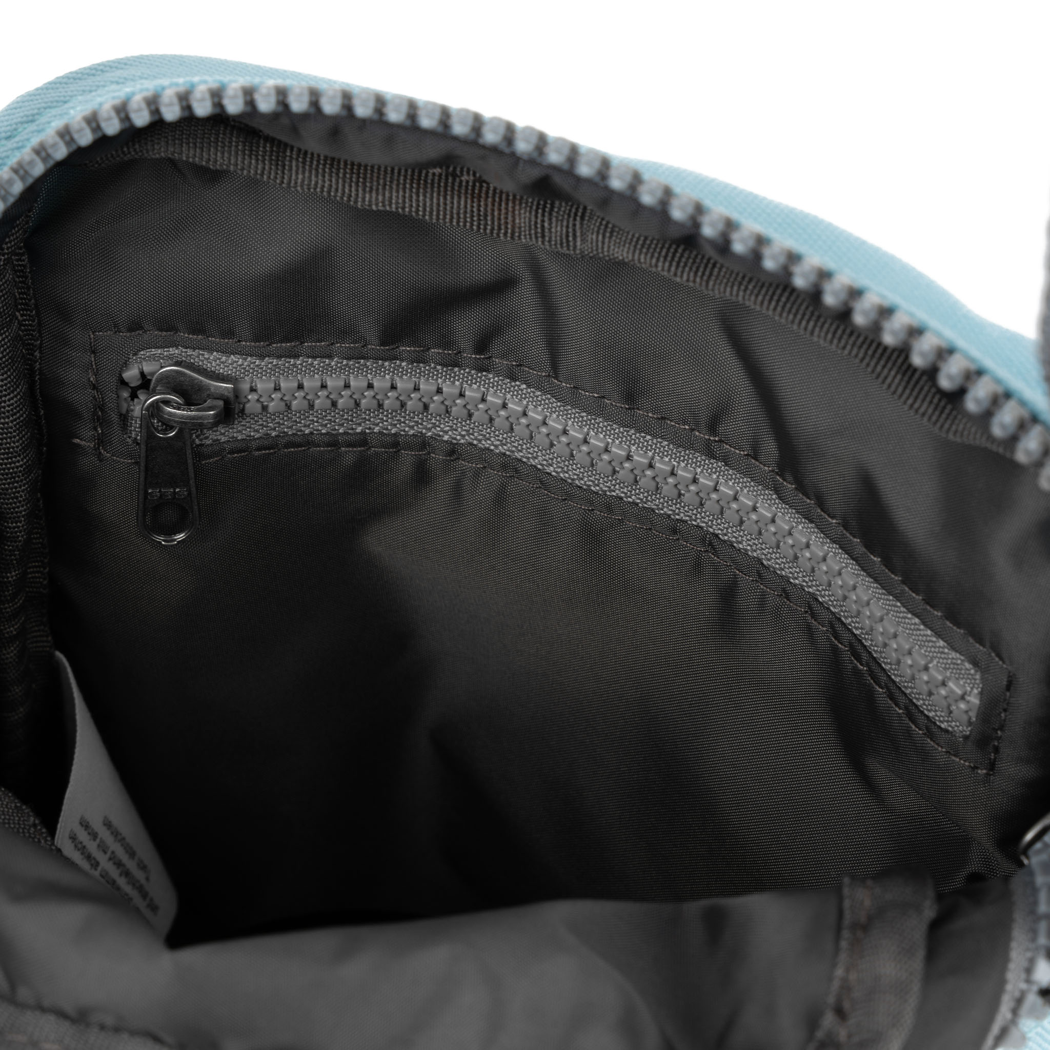 ROKA London - Bond S crossbody-väska med ficka #Färg_Ice