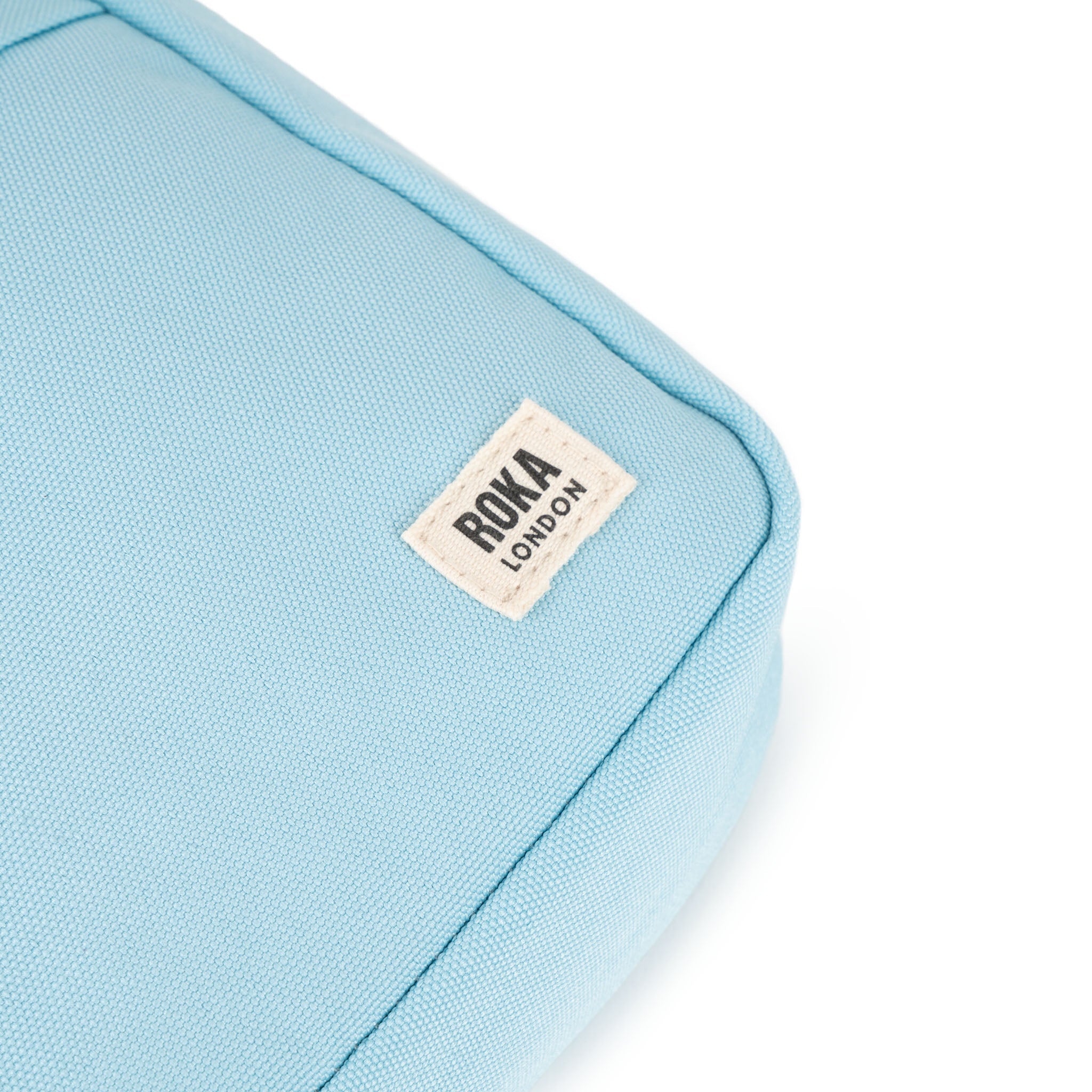 ROKA London - Bond S crossbody-väska med ficka #Färg_Ice